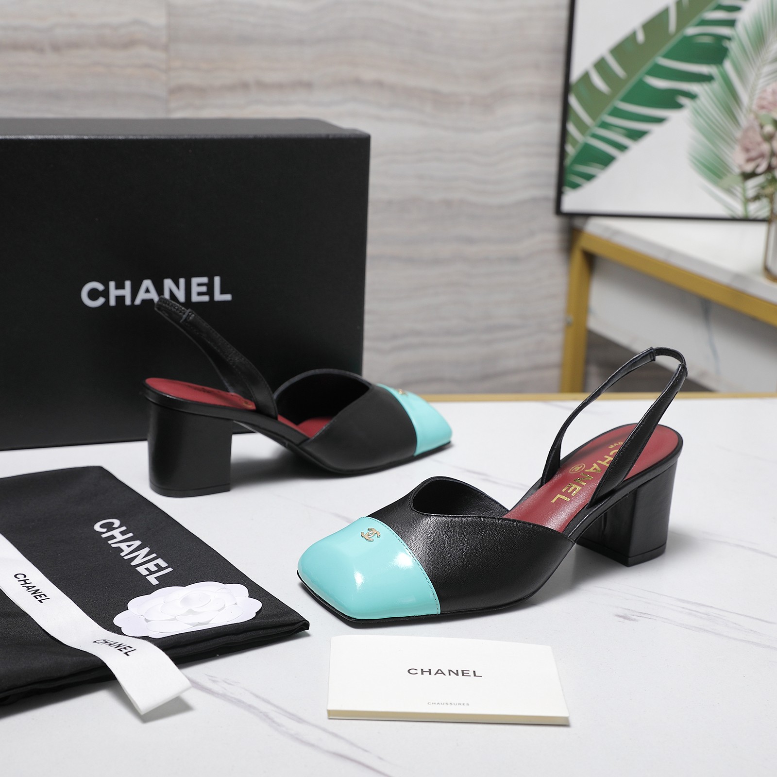 NO:817105,Top version: CHANEL Chanel 2026 spring and summer new style, large square toe, color matching, double C buckle, empty back, thick high heels, sandals, single shoes, Chanel 26S series high heels, black leather + mint green paint splicing, simple and super recognizable!  The 8.5cm thick heel design elongates the legs and is very stable, making it easy to handle daily commuting and formal occasions. The double C logo on the toe box is full of details and has a strong sense of fashion!  The 26S series is directed by new design director Matthieu Blazy, a fusion of classic and modern, a must-have for fashionistas!  Fabric imported sheepskin/patent leather Lining imported sheepskin Outsole Italian imported genuine leather outsole Heel height 6cm Size35-41 (40 41 customized, non-returnable), high heels sandals, chanel, chanel, sandals, high heels, sheepskin, Leather soles19860909顶级版本: CHANEL 香奈儿 2026 春夏新款 大方头 拼色 双C扣 后空 粗高跟 凉鞋 单鞋 Chanel 26S系列高跟鞋,黑色皮革+薄荷绿漆面拼接,简约又超有辨识度！8.5cm粗跟设计,拉长腿型还很稳,日常通勤、正式场合都能轻松驾驭 鞋头双C标志,细节满分,时尚感爆棚！26S系列由新设计总监Matthieu Blazy操刀,经典与现代融合,时髦精必入！ 面料进口羊皮/漆皮 内里进口羊皮 大底意大利进口真皮大底 跟高6cm Size35-41（40 41 定做不退换）,高跟鞋凉鞋,chanel,chanel,sandals,high heels,sheepskin,Leather soles,Women's Shoes
