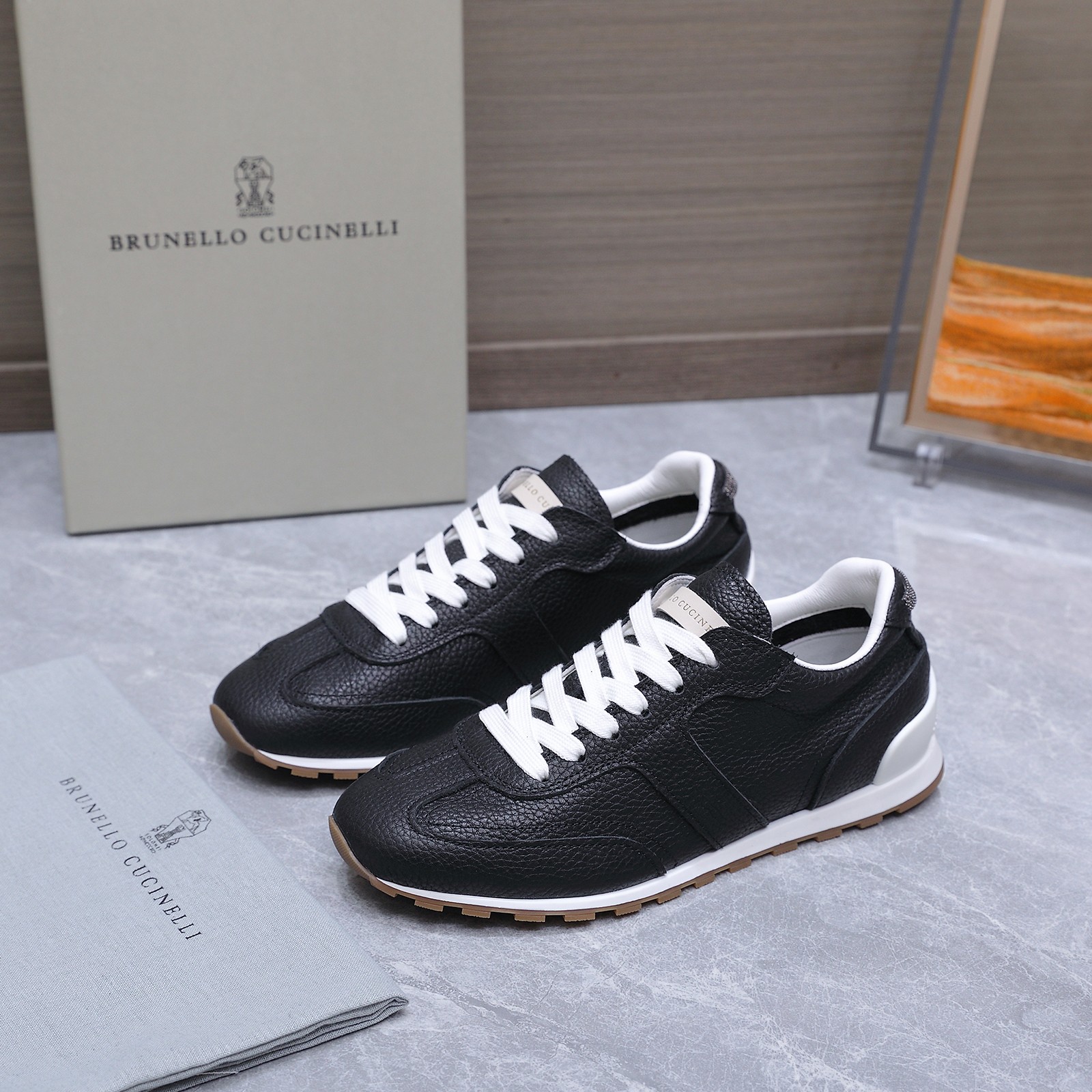 NO:817088,brunello cucinelli couples classic sports shoes series bc is a well-known Italian brand with minimalist style and handmade bead chain accessories!  Retro and high-end!  Simple and elegant, it is a very attractive style!  The king of advanced jokers is totally irresistible!  The feet feel very good and comfortable!  It looks ordinary, but looks slim and handsome!  Not limited to any occasion, daily work, fashionable and capable!  Super versatile!  Super eye-catching!  Suitable for spring, summer, autumn and winter all year round. Imported cow velvet/cowhide on the upper. Water-dyed sheepskin on the inside. Original rubber foam outsole. Decorative original molded custom bead chain. Size female size 35-41 (40 41 customized, non-returnable). Male size 39-44 (45 customized, non-refundable). Price, casual shoes/sports shoes, brunello cucinelli, sneakers, cowhide, sheepskin19860909brunello cucinelli情侣款 经典运动鞋 系列 bc是意大利知名品牌 极简主义风格,纯手工串联珠链配饰！复古又高级！ 简约又大气,属于非常耐看的款式！高级百搭之王 完全没有抵抗力！脚感很好很舒服！看起来平平无奇,穿起来又瘦又帅！ 不局限任何场合,日常工作、时尚又干练！超级百搭！超级耐看！一年四季春夏秋冬皆适宜 鞋面进口牛绒/牛皮 内里水染羊皮 大底原版橡胶发泡大底 装饰原版开模定制珠链 Size女码35-41（40 41订做不退换） 男码39-44（45 订做不退换） 价格,休闲鞋/运动鞋,brunello cucinelli,sneakers,cowhide,sheepskin,Women's Shoes