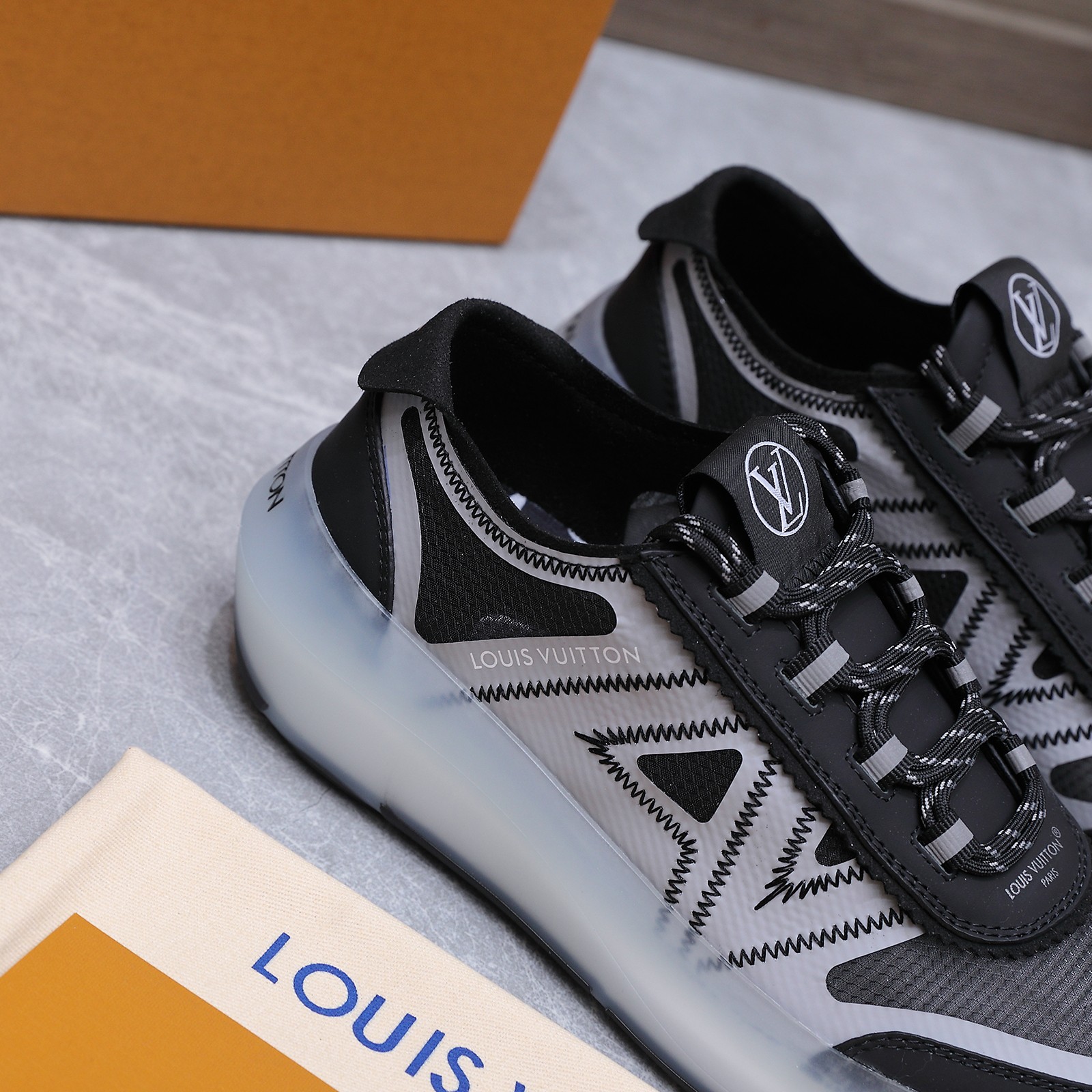 NO:815836,LV 2026SS latest Sprint series mesh translucent casual sneakers LV's newly launched Sprint sneakers are made of mixed technical materials. They are comfortable to wear and provide stable support. Monogram denim is cleverly blended with tonal suede cow leather trimmings. The double shoelaces are accompanied by colorful Monogram flower hangings, adding playful interest. Vibrant LV letters and rubber Louis Vuitton logo are cleverly decorated on the sides. Fabric: Original custom imported first-layer cowhide + transparent mesh  The inner lining is original customized breathable mesh, the sole is original molded injection TPU outsole, sole thickness 5cm Size: Women 35-41 (customized at 41.42), casual shoes/sports shoes, louis vuitton, louis vuitton, sneakers, cowhide19860909LV 2026SS最新款Sprint系列网面半透明休闲运动鞋 LV新推出的 Sprint运动鞋以混合科技材质制成 穿着舒适贴合,提供稳固支撑将Monogram 丹宁布与同色调绒面牛皮革饰边巧妙相融.双鞋带伴以彩色 Monogram 花卉挂饰,平添俏皮意趣.侧面巧饰活力 LV 字母与橡胶路易威登标识 面料: 原版定制进口头层牛皮+透明网面 内里原版定制透气网里 鞋底原版开模注塑TPU大底,底厚5cm Size: 女35-41（41.42定做）,休闲鞋/运动鞋,louis vuitton,louis vuitton,sneakers,cowhide,Women's Shoes