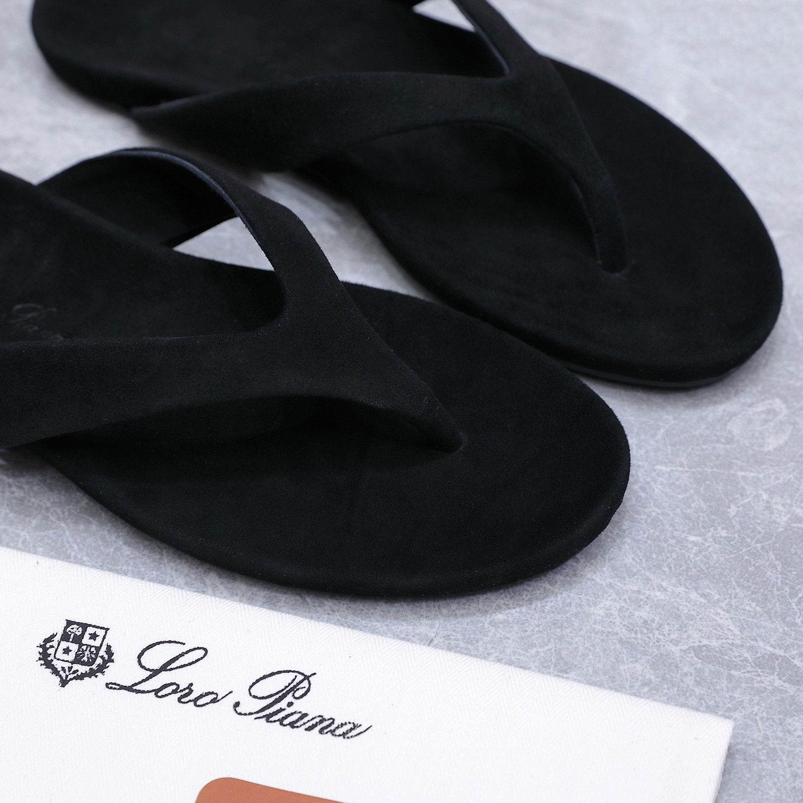 NO:815826,The new high-end LP flip-flops for couples are coming... Loro Pian* 26ss spring and summer series lp top version British flip-flops. It turns out that this is the flip-flop sandal that is said to not tire your feet even if you walk 20,000 steps. It has both good looks and feel. You will be completely ruined as soon as you step on it ~ The minimalist design is eye-catching and durable, and it is a bonus when wearing. The soft and soft texture of the feet is outstanding  They are very nice and have soft and waxy soles that won’t scratch your feet. They can be worn for daily use without getting tired. Who can resist a pair of versatile and good-looking loafers? They don’t have to be too elegant. They have good foot feel and texture. The key is to make the legs look longer without tiring the feet. The main thing is that they are just right!  Material imported high mercerized cashmere, lining imported high mercerized cashmere, full set of original packaging, ten airplane boxes, women's code 35-41 (40 41 custom made, non-returnable), men's code 39-46 (45 46 custom made, non-refundable), price 230 for women and men, split-toe shoes, loro piana, loro piana, loafers, sandals, slippers19860909高版新款 LP情侣款夹趾拖来袭……  Loro Pian* 26ss 春夏系列 lp顶级版本 英伦夹脚拖鞋人字拖 原来这就是传说走两万步都不会累脚的夹脚凉鞋把颜值和脚感都拿捏住了 上脚一走就会被彻底沦陷～极简的设计吸睛耐看,穿搭加分项呀 软乎乎的脚感质感出众 不会磨脚就很nice搭配软软糯糯的鞋底,日常通行久穿不累哦 谁能拒绝得了一双百搭又好看的乐福鞋呢 简直不要太气质,脚感和质感都拿捏,关键是显腿长不累脚,主打的就是一个刚刚好！ 材质进口高丝光羊绒 内里进口高丝光羊绒 全套原包装 十飞机盒 码数女码35-41（40 41订做不退换）  男码39-46（45 46订做不退换） 价格女男230,分趾鞋,loro piana,loro piana,loafers,sandals,slippers,Women's Shoes