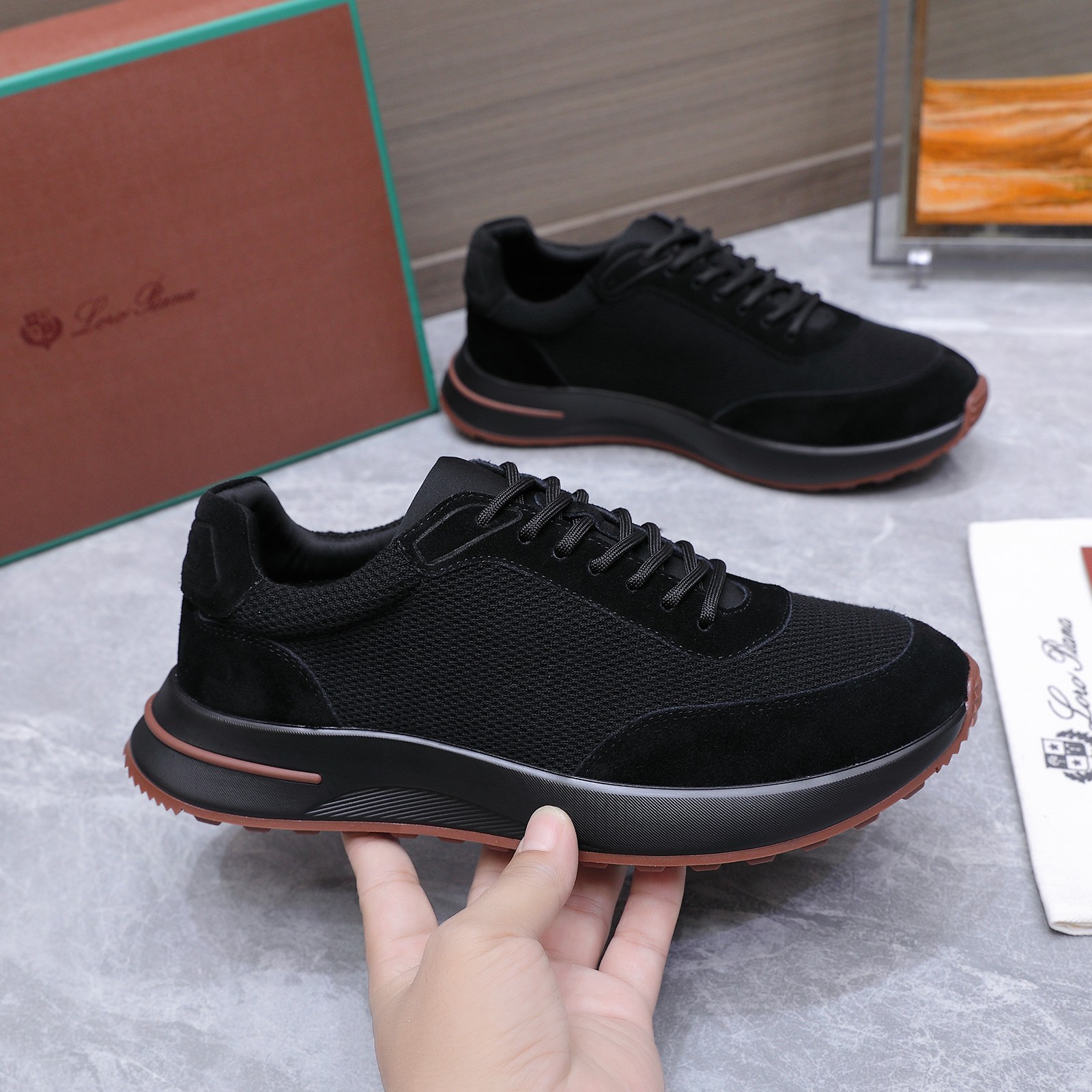NO:815823,High version Loro Piana Autumn Walking Sports Men's Shoes LP Jogging Shoes Comparison in and out of the counter This casual shoe is knitted with Wind fiber and handmade to present a unique three-dimensional effect. The unique version narrows slightly in the middle and is embellished with nappa leather details. The lightweight TPU sole and edge studs enhance grip and stability, and the functional details full of modern beauty add a sporty style to the shoes. The upper uses hot-melt edge-sealing technology Kummel  The lightweight technical material of the colored rubber outsole is inlaid with cushioning pads on the inside of the sole to make weight distribution more even and reduce the load during walking. Leather eyelets are directly set on the upper fixed to the sole to ensure stability. The rear is equipped with cushioning pads to improve wearing comfort. Fabric Nylon Decoration Cow leather Accessories Polyurethane Full package at the counter Comes with insoles and shoelaces Same as the counter Men's size: 39-45 (customized for 45-46)  price,casual shoes/sneakers,loro piana,loro piana,sneakers,cowhide19860909高版本 Loro Piana 秋季散步 运动 男鞋 LP慢跑鞋 随意进出专柜对比 这款休闲鞋采用Wind纤维针织而成,纯手工打造 呈现出别致的立体效果.独特的版型在中段轻微变窄,并以纳巴革细节点缀.轻盈TPU鞋底和边缘的鞋钉增强抓地力和稳定性,充满现代美感的功能细节设计为鞋子平添了运动风格. 鞋面使用热熔封边工艺 Kummel 色橡胶外底的轻盈技术材料鞋底内侧镶嵌着缓冲垫,让重量分配更平均,减轻行进间的负荷 皮革鞋眼直接设于固定在鞋底的鞋面上,以确保稳定性 后部搭配缓冲垫,以提升穿着舒适感 面料 锦纶 装饰 牛皮革 辅料 聚氨酯 专柜全套包装 配鞋垫和鞋带 专柜一致 尺码男款:39-45（45-46订做） 价格,休闲鞋/运动鞋,loro piana,loro piana,sneakers,cowhide,Women's Shoes