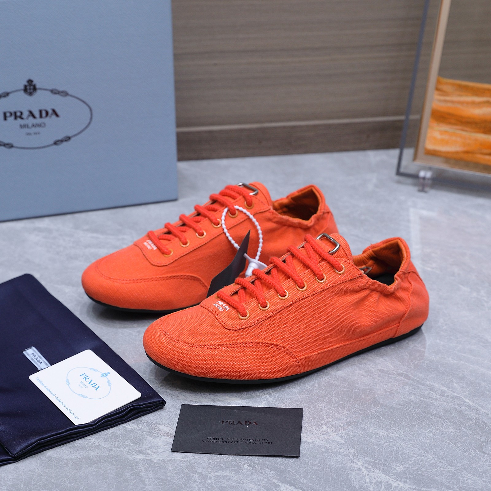 NO:817079,The highest version of PRADA's latest Collapse sneakers embodies Prada's sporty style and craftsmanship soul with a light, flexible and deconstructed design. This shoe is reinterpreted with canvas material, and the retro treatment highlights its casual characteristics and relaxed attitude. The upper is decorated with retro paint, the lining at the heel, the printed PradaMilano logo, the lace-up closure, the geometric pattern texture, the detachable insole, Color: 7, Size: 35-46  Women, 220 men, casual shoes/sports shoes, prada, sneakers19860909最高版本 PRADA最新款Collapse运动鞋以轻盈,灵活且解构的设计体现Prada的运动风格和工艺灵魂.这款鞋采用帆布材质重新演绎,复古处理突显其休闲特性与轻松态度. 鞋面配复古涂饰 鞋跟处的衬里 印花PradaMilano徽标 系带开合 几何图案纹路 可拆卸鞋垫 颜色:7 码数:35-46 女,220男,休闲鞋/运动鞋,prada,sneakers,Women's Shoes