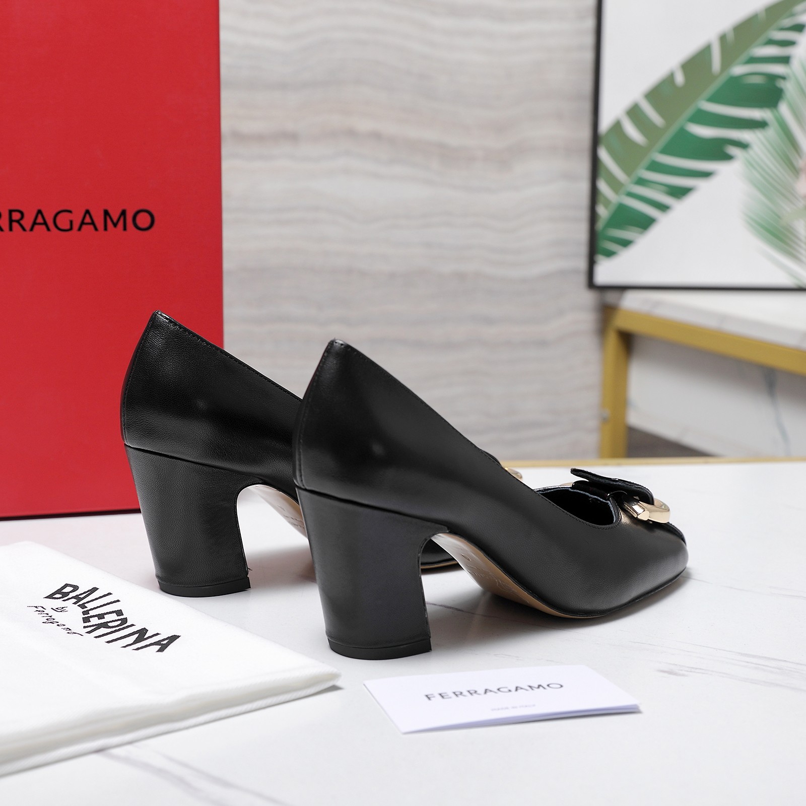 NO:817063,The highest version of Ferragamo's new shoes 26 new belt-style Gancini buckle square-toe high-heel and thick-heeled shoes!  Contrasting black patent leather belt + super textured gold horseshoe buckle, full of details~ The square toe design modifies the foot shape, and the thick heel is stable and not tiring the feet, and there is no pressure for commuting and shopping.~ The fabric is imported lambskin/cow patent leather, the lining is imported sheepskin lining, and the heel is high and flat/7cm outsole. The original imported genuine leather outsole.  Size 35.36.37.38.39.40.41 (40.41 is custom-made and non-refundable) Price, single shoes, ferragamo, sheepskin, Leather soles19860909最高版本 菲拉格慕新款单鞋 26新款皮带式Gancini扣方头高跟粗跟单鞋！ 撞色的黑色漆皮带+超有质感的金色马蹄扣,细节感直接拉满～ 方头的设计修饰脚型,粗跟稳稳的不累脚,通勤逛街都毫无压力.～ 面料进口小羊皮/牛漆皮 内里进口羊皮内里垫脚. 跟高平底/7cm 大底原版进口真皮大底. 码数35.36.37.38.39.40.41（40.41定做不退换） 价格,单鞋,ferragamo,sheepskin,Leather soles,Women's Shoes