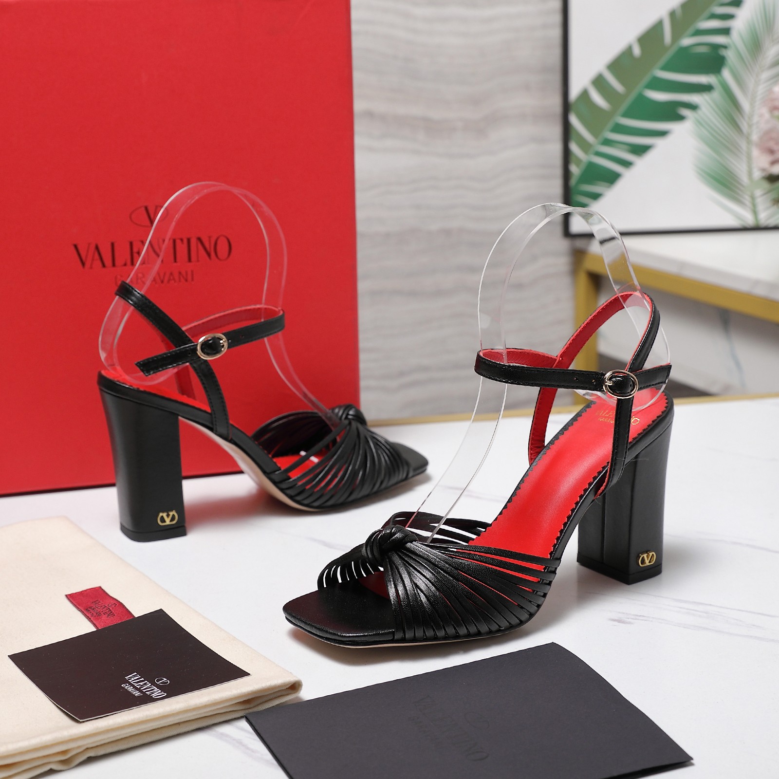 NO:817086,Valentino/Valentino 26WF new product large V buckle fish mouth thick heel high heel sandals perfectly combine luxury and practicality. Reflect the century-old nobility of the brand. The fish mouth design gently exposes the skin, looks slim and agile, and the waterproof platform adds a thick heel to elongate the body proportions and provide stable support. It is elegant and burdenless when walking. High-quality leather is selected to fit the foot shape. Suitable for all kinds of formal occasions, whether it is a wedding toast, a red carpet appearance or an important dinner  They are all indispensable eye-catching tools. Every step is a ritual, showing the calm and elegant posture of a lady. The fabric is made of original customized cowhide. The inner tiptoes are all sheepskin. The Italian imported leather outsole. The heel height is 9 cm.19860909Valentino/华伦天奴26WF新品 大V扣鱼嘴粗跟高跟凉拖鞋 将奢华与实用完美融合. 折射出品牌百年传承的贵气. 鱼嘴设计温柔露肤 显瘦又灵动 防水台加持粗跟 拉长身材比例 稳固承托 行走间优雅无负担. 甄选优质皮革 贴合脚型. 适配各类正式场合 无论是婚礼敬酒 红毯亮相还是重要晚宴 都是不可或缺的吸睛利器. 每一步都是仪式感 尽显从容优雅的名媛姿态. 面料采用原版定制牛皮 内里踮脚均为羊皮 意大利进口真皮大底 跟高9厘米 size35-39（40/41定制）,高跟鞋凉鞋,valentino,valentino,sandals,high heels,slippers,cowhide,sheepskin,Leather soles,Women's Shoes