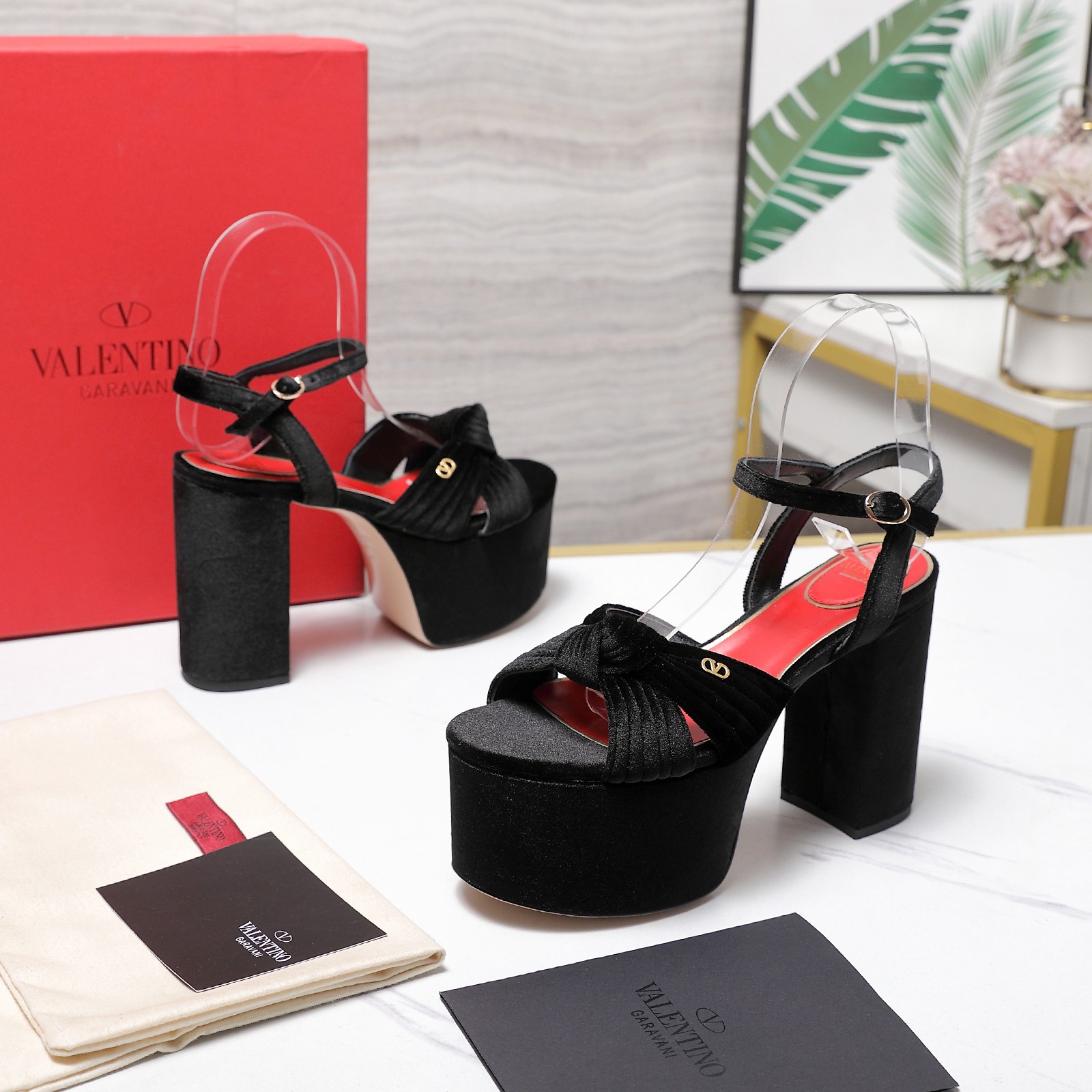 NO:817077,Valentino Valentino 2026ss early spring new product thick heel platform sandals ———————————— Valentino Garavani’s classic “Roman Stud” series debuts in a new interpretation!  The latest original development, full of high-end feeling!  BS is extremely fashionable ~ The design of polka dots and color matching is simply great. High-end customized velvet upper, imported goat leather lining, original Italian leather outsole, heel height 11.0, water platform 6.0, complete original packaging, code number 35-39 (40.41.42 custom-made, non-returnable), high heels and sandals, valentino, valentino, sandals, high heels, sheepskin, Leather soles19860909Valentino 华伦天奴 2026ss早春新品 粗跟水台凉鞋 —————————————— Valentino Garavani 的经典“Roman Stud”系列以全新的诠释方式首发！最新原版开发 满满的高级感 ！BS时尚度爆棚～波点与拼色的设计简直太棒了 鞋面高端定制丝绒 内里进口山羊皮里 大底原版意大利真皮大底 跟高11.0 水台6.0 全套原版包装 码数35-39（40.41.42定做不退换）,高跟鞋凉鞋,valentino,valentino,sandals,high heels,sheepskin,Leather soles,Women's Shoes