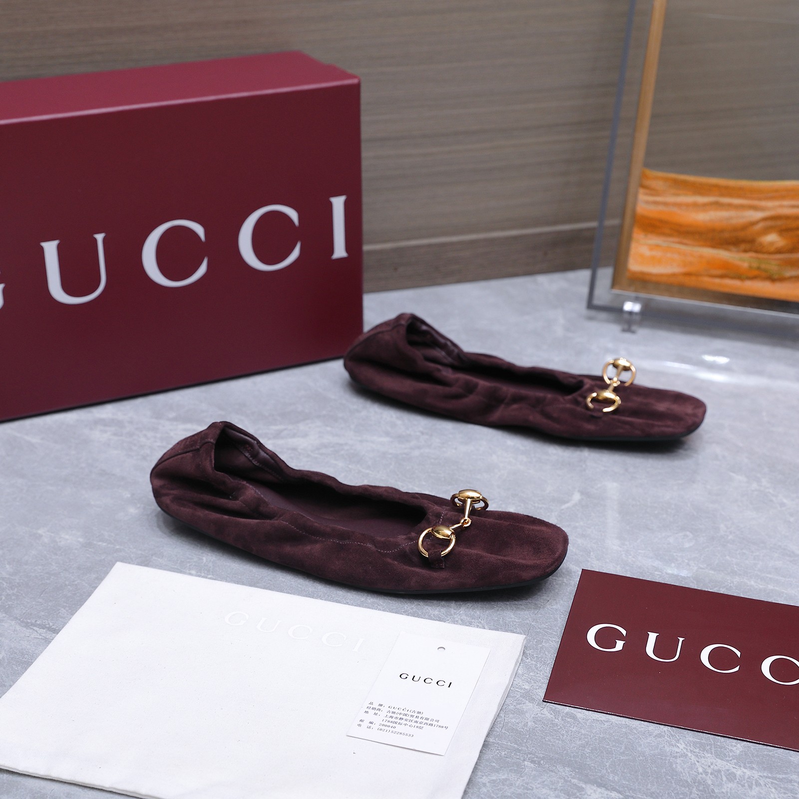 NO:817072,The top version of the Gucci Prima series women's flat ballet shoes is a retro-style shoe launched by Gucci in recent years. It is also a design that combines ballet shoes with the brand's classic horsebit element. The metal horsebit on the toe is a classic element of Gucci, which brings a sense of retro elegance and is also the core source of brand recognition.  The square toe + soft elastic ballet shoe shape is different from the traditional round toe ballet shoe. The square toe design makes the feet slimmer and has a retro tone; the pleated soft leather design of the shoe mouth makes the shoe shape fit more closely on the foot, making it comfortable to wear without restricting the foot. Material: super soft cowhide/deerskin, lining sheepskin, outsole, original molded TPU anti-slip bottom sheet, code number 35-42 (40/41/42 custom-made, non-returnable)  Running price, ballet shoes, gucci, gucci, cowhide, sheepskin19860909顶级版本 Gucci Prima系列女士平底芭蕾鞋 是古驰近年推出的复古风鞋款,也是芭蕾舞鞋与品牌经典马衔扣元素的结合设计. 鞋头的金属马衔扣是Gucci的经典元素,自带复古贵气感,也是品牌辨识度的核心来源. 方头+软弹芭蕾鞋型区别于传统圆头芭蕾鞋,方头设计更显脚瘦、自带复古调性；鞋口的褶皱软皮设计,让鞋型更贴合脚面,穿起来舒适不勒脚. 材质超软牛皮/鹿皮 内里羊皮 大底原版开模TPU防滑底片 码数35-42（40/41/42订做不退换） 跑量价,芭蕾舞鞋,gucci,gucci,cowhide,sheepskin,Women's Shoes