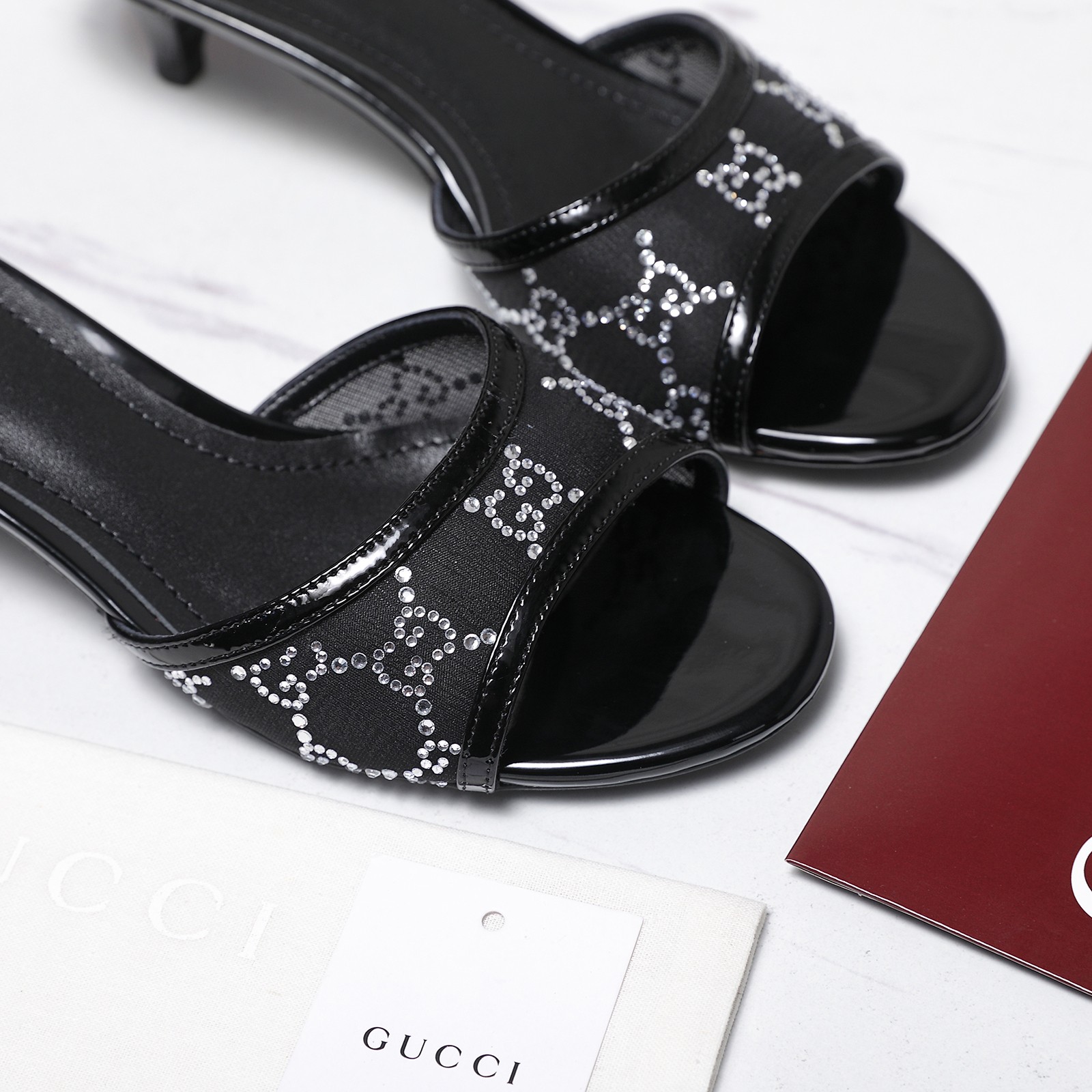 NO:817067,Exclusive new model ~ The highest version of GUCCI's new spring sandals, hot diamond series catwalk models, developed from the original version. The original one-to-one copy of the mid-heel and high-heeled series has been carefully polished for 3 months to ensure comfort. This year's super popular square toe series, Gucci has also started to update this series ~ This year's round toe series is so classic. This shoe is invincible with double G hot diamonds. The newly designed colorful diamond heel is also the finishing touch.  A comfortable, versatile and luxurious shoe that will definitely make you fall in love with it ——————————————Material: Imported mesh, hot rhinestones, sheepskin lining, heel height 4.5cm, size 35-42 (40, 41, 42 customized), slippers, gucci, sandals, slippers, sheepskin19860909独家新款～ 最高版本 GUCCI 春季新款凉鞋,烫钻系列走秀款,原版开发.原版一比一拷贝中跟 高跟一系列为保证舒适度精心打磨鞋楦3个月之久.今年超流行方头系列,gucci也开始了这个系列的更新了～ 今年的圆头系列太经典了 这款鞋搭配双G烫钻简直无敌 新设计的彩钻鞋跟也是画龙点睛之笔 一款舒适白搭又奢华的鞋子,一定会让你穿上就爱上 ——————————————— 材料面料进口网纱烫钻 内里内里羊皮 跟高4.5cm  码数35-42（40,41,42订做）,拖鞋,gucci,sandals,slippers,sheepskin,Women's Shoes