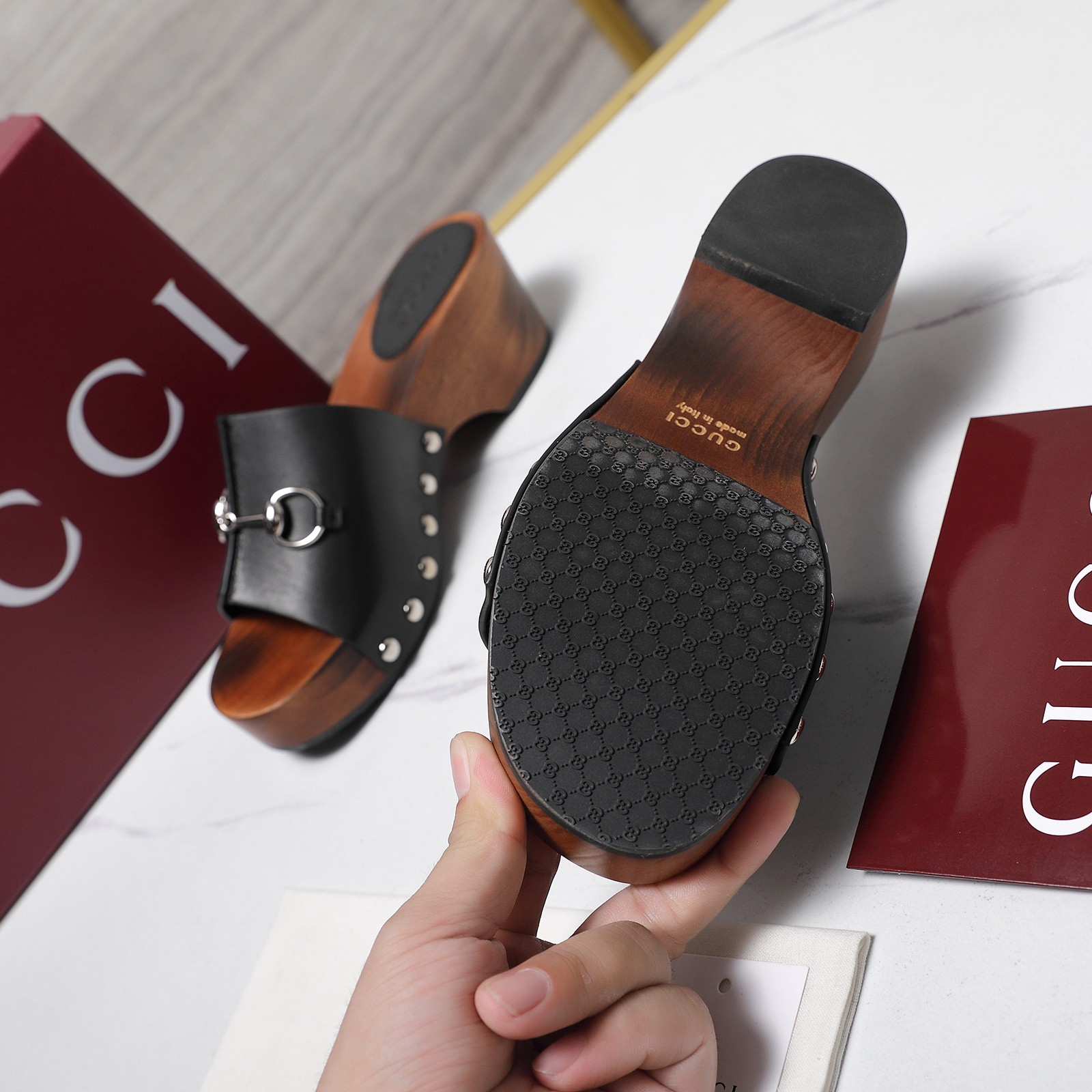 NO:817061,The top version of Gucci's latest popular solid wood sole sandals, Women's platform clog with Horsebit, is a representative item that combines the brand's classic elements with the retro clog shoe style. The metal horsebit on the upper is Gucci's classic symbol, derived from equestrian equipment, and is an iconic design inherited by the brand for decades, with its own retro and luxury attributes.  The wedge-shaped thick sole design with solid wood texture and rivet decoration restores the style of retro clogs in the 1970s. At the same time, the thick sole design achieves a heightening effect, taking into account both style and comfort. Fabric imported cowhide, sheepskin lining outsole, original open mold double G negative film, code number 35-45 (40/41/42/43 customized, non-refundable. 44/45 code plus 40 yuan) Price  Note that the wooden sole is a customized model. Only code changes are supported for sizes 35-39, slippers, gucci, tom ford, slippers, cowhide, sheepskin19860909顶级版本 Gucci 最新爆款 实木底凉拖鞋 Women's platform clog with Horsebit,是品牌经典元素与复古木屐鞋型结合的代表单品 鞋面上的金属马衔扣是Gucci的经典符号,源自马术装备,是品牌传承数十年的标志性设计,自带复古与奢华属性. 采用实木纹理的楔形厚底设计,搭配铆钉装饰,还原了70年代复古木屐的风格,同时通过厚底设计实现了增高效果,兼顾造型感与舒适度. 面料进口牛皮 内里羊皮 大底 原版开模双G底片 码数35-45（40 /41/42/43订做不退换.44/45码加40元） 价格 备注木底属于定制款.35-39码仅支持换码,拖鞋,gucci,tom ford,slippers,cowhide,sheepskin,Women's Shoes