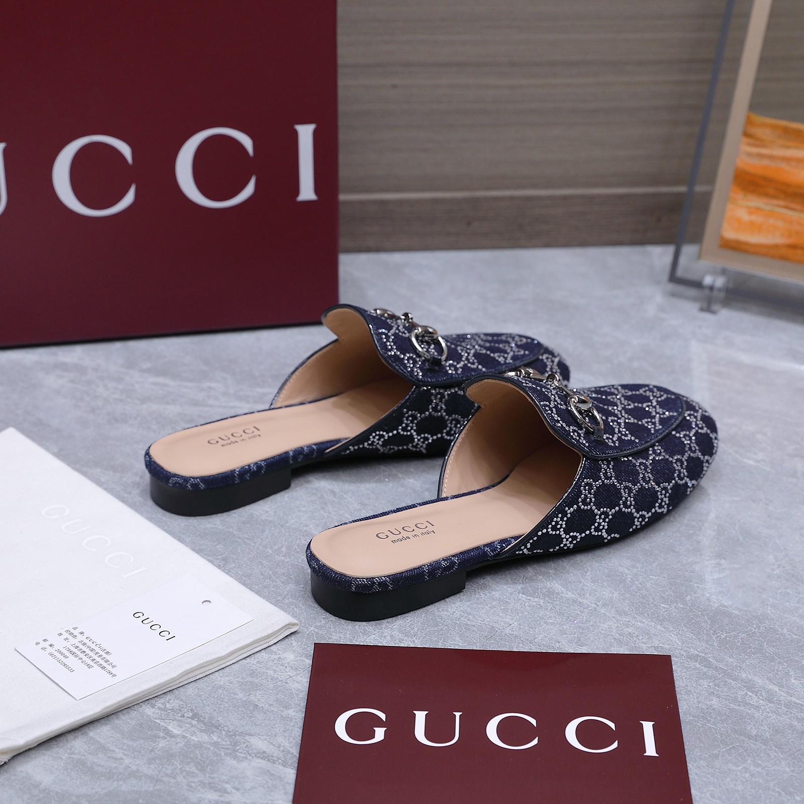 NO:817112,2025 counter synchronized spring and summer new Loaf half slippers, upgraded new color Gucci 25S spring and summer new double G diamond chain buckle back strap sandals and high heels Guccⅰ classic women's shoes: original one-to-one development, carefully modulated shoe last, the fabric uses the original texture. Imported sheepskin. With the original chain buckle, it is exquisite and impeccable!  The G family embodies the sense of high-end. It always impresses people. It looks like a simple style, but it is inexplicably high-end on the feet. It is very sexy and allows you to easily match it to show various styles. The upper is made of original double G cloth chain fastener. The lining is made of imported sheepskin. The sole is imported from Italy. The size is 35-42 (40.41 42 customized). The packaging is original green box packaging.  Price based on quantity, loafers and half slippers, gucci, gucci, loafers, sandals, slippers, sheepskin198609092025专柜同步春夏新款 乐福半拖鞋 升级新颜色 Gucci 25S春夏新品双G钻链扣后带凉鞋高跟 Guccⅰ 经典女鞋:原版一比一开发,精心调制的鞋楦,面料采用原版质感.进口羊皮.配原板链条扣细腻到无可挑剔！ G家在体现高级感这块 总让人大写的服气 看起来蛮简单的款式 但上脚就莫名很高阶 非常性感 让你轻松搭配尽显各种风格 鞋面原版双G布链条扣件 内里采用进口羊皮 意大利进口真皮底 码数,35-42（40.41 42订做） 包装原版绿盒包装 跑量价,乐福鞋半拖,gucci,gucci,loafers,sandals,slippers,sheepskin,Women's Shoes