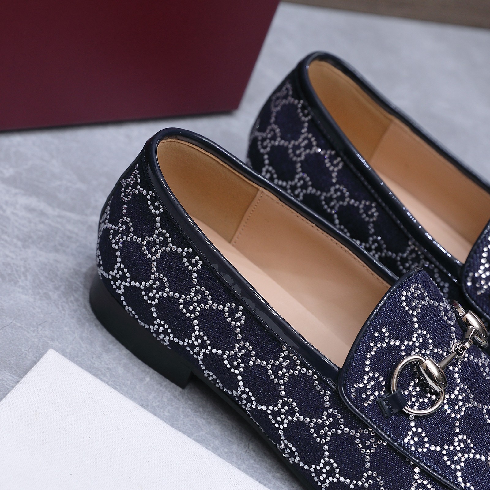NO:817121,Purchasing-grade Gucci 26ss new spring style flat loafers, super comfortable comfortable boat shoes, simple and casual, fashionable and classy, lazy yet high-end, brand chain buckle is the finishing touch. There is no one of the most comfortable slippers. They look good and stylish for any foot. Outsole Italian genuine leather upper sole imported cowhide lining imported mixed sheepskin code number 35-42 (41  42 (custom-made, non-refundable) price, loafers and half-slippers, gucci, loafers, slippers, cowhide, sheepskin, Leather soles19860909代购级 Gucci 26ss 春款上新款 平底乐福鞋 超舒适的 舒适船鞋 简约随性 时髦有范, 慵懒又不乏高级感,品牌链条扣点睛之笔 最舒适的拖鞋没有之一 随意上脚都好看有型,绝绝子 大底意大利真皮大底 鞋面 进口牛皮 内里 进口混种羊皮 码数35-42（41 42订做不退换） 价格,乐福鞋半拖,gucci,loafers,slippers,cowhide,sheepskin,Leather soles,Women's Shoes