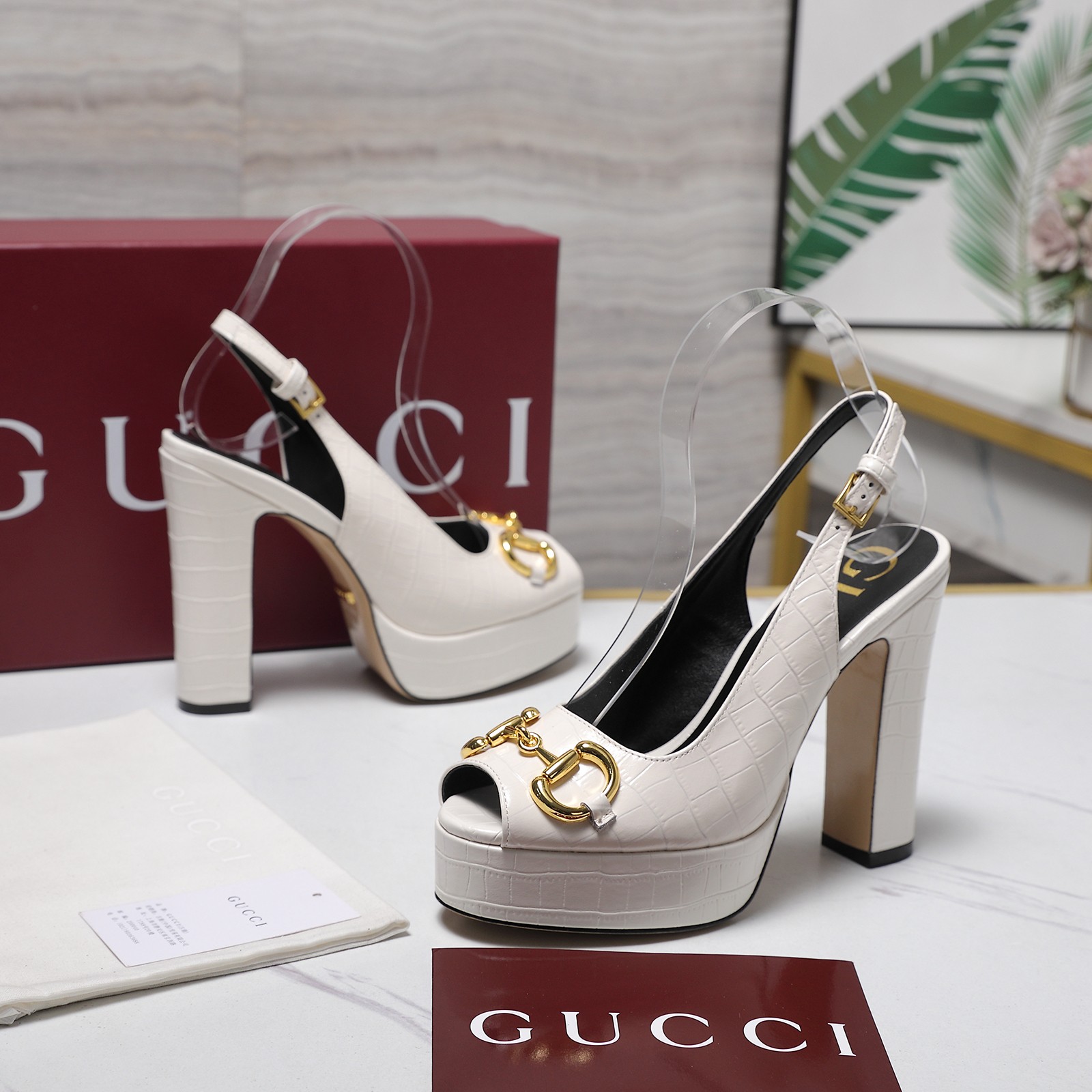 NO:817085,'Exclusive top version' Gucci's latest hot sandal series for spring and summer 2026... [Round-toe platform high-heeled sandals] Original quality  Authentic European style, the upper foot is perfect to wear with this shoe. It is elegant and crystal clear. Regardless of the materials of the accessories, they are all customized one by one. You must go to get the original version. The whole series is full of exciting and external elements. The texture of different materials and the expression of texture and texture have a strong artistic atmosphere... Upper: Customized imported cowhide. Lining: Customized imported sheepskin. Feet: Customized imported sheepskin.  Outsole: Imported Italian genuine leather outsole Heel height: 12.5cm. Water table height 3CM Packaging: Original full set of packaging Size: 35-39 (34.40.41.42 customization is not returnable) Color: 3 colors are available simultaneously on the official website Price, high heels and sandals, gucci, sandals, high heels, cowhide, sheepskin, Leather soles19860909《独家顶级版本》 Gucci古*驰2026春夏最新爆款凉鞋系列……【圆头水台高跟凉鞋】 原单品质 原汁原味的欧式风格,上脚非常完美穿搭上配此鞋,优雅大方,晶莹剔透,无论种各配件材质,都是家独一比一定制,必到做原版零距离,整系个列都充了满令兴人奋意和外的元结素合,不同材的质,肌的理面的料表现,具有极的浓艺术气息…… 鞋面:定制进口牛皮 内里:定制进口羊皮 垫脚:定制进口羊皮 大底:进口意大利真皮大底 跟高:12.5cm.水台高3CM 包装:原版全套包装 码数:35-39(34.40.41.42定制不退换) 颜色:官网同步3色出 价格,高跟鞋凉鞋,gucci,sandals,high heels,cowhide,sheepskin,Leather soles,Women's Shoes