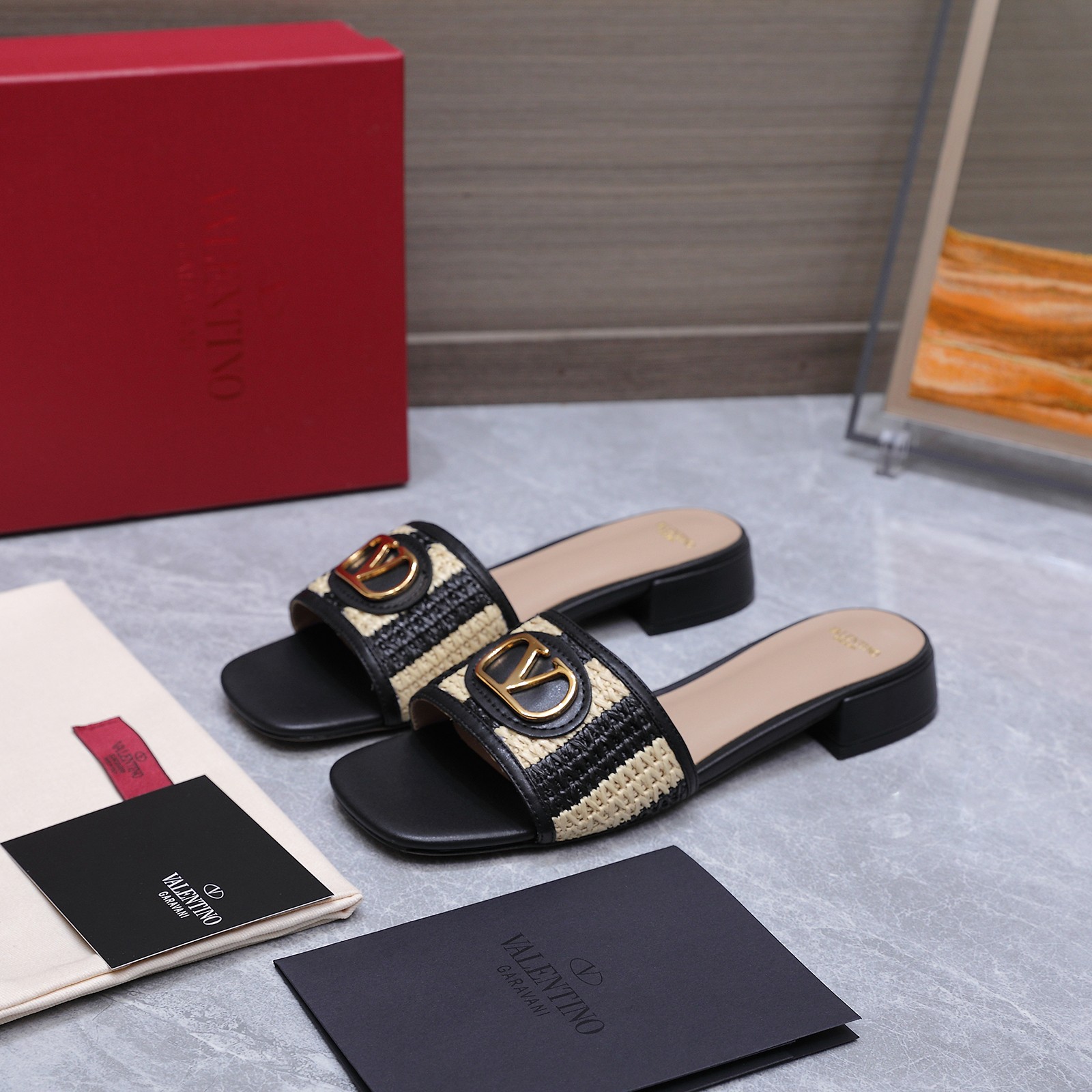 NO:817071,The highest version of Valentino Paris Fashion Week 2026 spring and summer show 2026 new Valentino mid-heeled sandals and slippers Valentino Valentino is a fashion brand originated from Italy. It combines Italian craftsmanship and modern beauty to interpret a new fashion charm. It continues the ultra-high heel design and is favored by well-known overseas bloggers. Millions of fan bloggers love it and it is sold well at home and abroad. It is out of stock in China. The top version has matching colors. Every color is beautiful.  Comes with family-style classic hardware, highly recognizable. Original platform heel with high open version, PP straw lining inside. Original custom-made leather outsole. Heel height 1.5cm. Packaging complete with original packaging. Code number 35-43 '41.42.43 order', slippers, valentino, valentino, sandals, slippers, espadrilles, Leather soles19860909最高版本 Valentino 巴黎时装周 2026春夏秀场款 2026新款华伦天奴中跟凉鞋 拖鞋 Valentino华伦天奴源于意大利的时装品牌, ,融合意大利手工艺和现代美感,演绎全新时尚魅力 延续超高跟设计,深得海外知名博主青睐 千万粉丝博主倾情演绎,畅销海内外 国内已经断货,顶级版本 配色,每个颜色都是绝美 自带家族式经典五金,辨识度极高 原版水台跟高开版,. 内里PP草编织 鞋底原版定制真皮大底 跟高1.5cm 包装全套原版包装 码数35-43「41.42.43订」,拖鞋,valentino,valentino,sandals,slippers,espadrilles,Leather soles,Women's Shoes