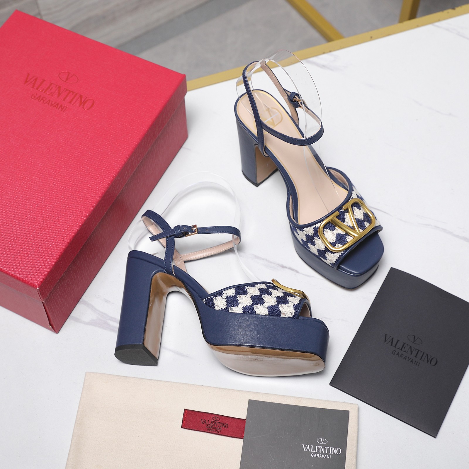 NO:817059,Top purchasing version Valentino/Valentino new model!  2026SS latest hand-woven upper high-heeled platform sandals!  Purchase the original version and get a 1:1 top-quality replica!  Exquisite last design, perfect side arc!  Answer Valentino is matched with exquisite golden metal decoration, full of retro elegance. The thick high-heeled design is comfortable and elegant, and the T-strap + adjustable buckle makes it more stable to wear. The thick sole not only increases the height, but is also very comfortable, and can be easily used in daily life or special occasions. The handmade details are a plus, and the Italian-imported Grade A leather outsole gives you a genuine foot feel!  The first choice for high-end customers to purchase [Material] Original imported deerskin for uppers Original imported sheepskin for lining Original molded imported genuine leather outsole [Water height] Front 3cm Back 11CM [Number of yards] 35-43 yards (41 42 43 customized) [Packaging] Configured with original packaging, high heels and sandals, valentino, valentino, sandals, high heels, sheepskin, Leather soles19860909顶级代购版本 Valentino/华伦天奴新秀款！ 2026SS最新手工编织鞋面 高跟水台凉鞋！原版购入1:1顶级复刻！精致的楦型设计,侧身弧线完美！ 答  Valentino 搭配精致金色金属装饰,复古优雅感满满＋.粗高跟设计,舒适又显气质, T 字带＋可调节扣带,穿着更稳固.厚底不仅增高,还很舒适,日常或特殊场合都能轻松驾驭.手工细节超加分, 精选意大利进口A级真皮大底,带给您正品级的脚感！供高端客户代购首选【材质】 鞋面原版进口鹿皮 内里原版进口羊皮 大底原版开模进口真皮大底【水台高】 前 3cm 后 11CM【码数】35-43码（41 42 43定做）【包装】配置原版包装,高跟鞋凉鞋,valentino,valentino,sandals,high heels,sheepskin,Leather soles,Women's Shoes