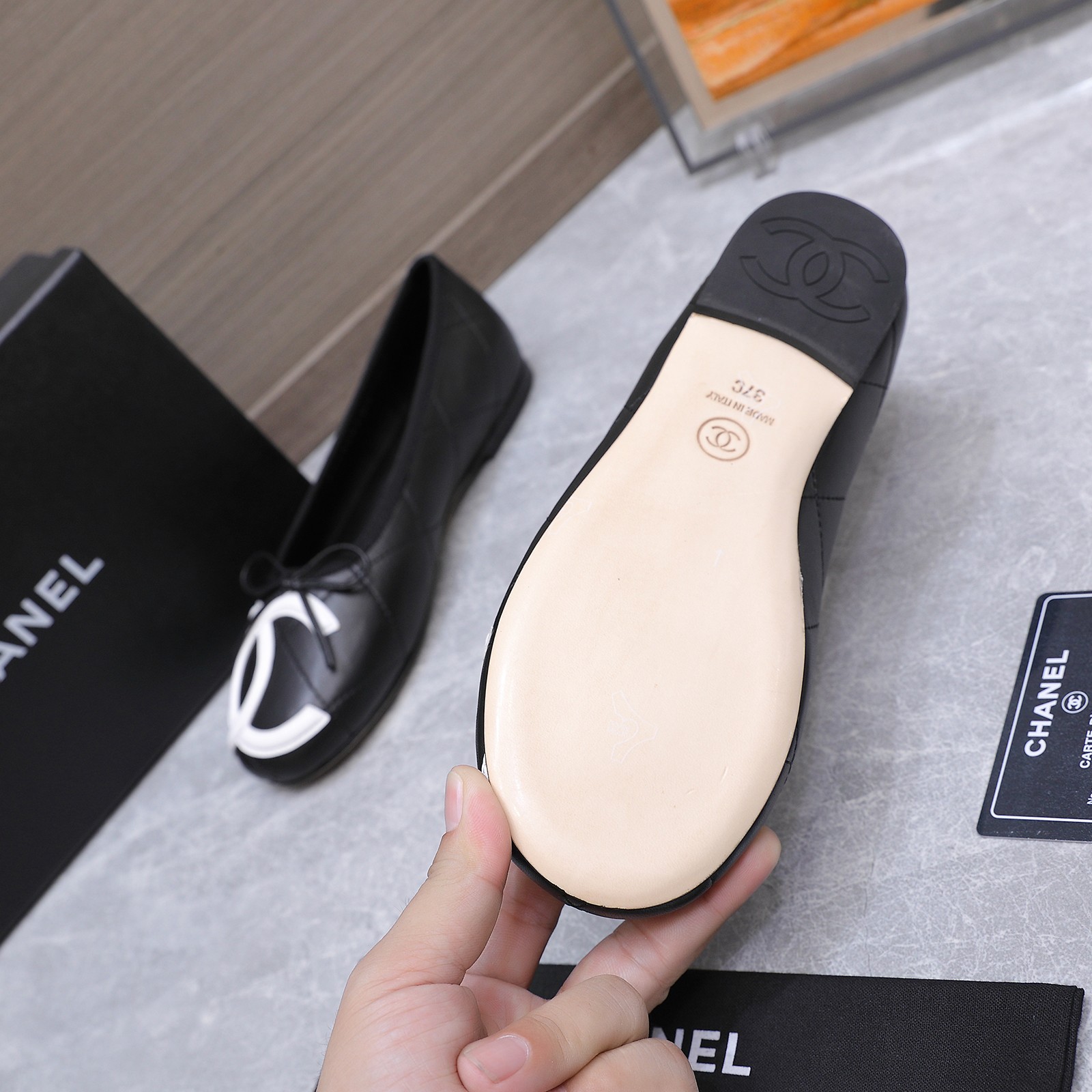 NO:869822,Spot Sale *|| Kangpeng Shoes [Top high-end quality from major manufacturers] Classic double C ballet shoes, from eternal black, retro red, gentle nude, to gilded dazzling, silver future, pure white - each pair is an elegant advancement of round-toe Mary Jane. The classic double C logo is equipped with a delicate small bow, and the leather texture is so high-end that it shines. Whether it is commuting, dating or weekend afternoon tea, the upper foot is synonymous with French laziness. Upper: cowhide/metal cowhide  Sheepskin lining, sheepskin foot pads, outsole: Italian leather sole, heel height: 1cn, packaging: with airplane box 10 35, 36, 37, 38, 39, (34/40/41 need to be customized and communicate with customer service), single shoes, mary jane, cowhide, sheepskin19860909Spot Sale  *||  康鹏鞋【大厂顶级高端品质】 经典双C芭蕾舞鞋,从永恒黑、复古红、裸色温柔,到鎏金璀璨、银色未来、纯净白——每一双都是圆头玛丽珍的优雅进阶.经典双C logo配精致小蝴蝶结,皮革质感高级到发光,无论是通勤、约会还是周末下午茶,上脚就是法式慵懒的代名词 鞋面: 牛皮/金属牛皮 内里羊皮 垫脚羊皮 大底:意大利真皮底 跟高: 1cn 包装: 带飞机盒10 35、36、37、38、39、(34/40/41 需要定做跟客服♂沟通),单鞋,mary jane,cowhide,sheepskin,Women's Shoes