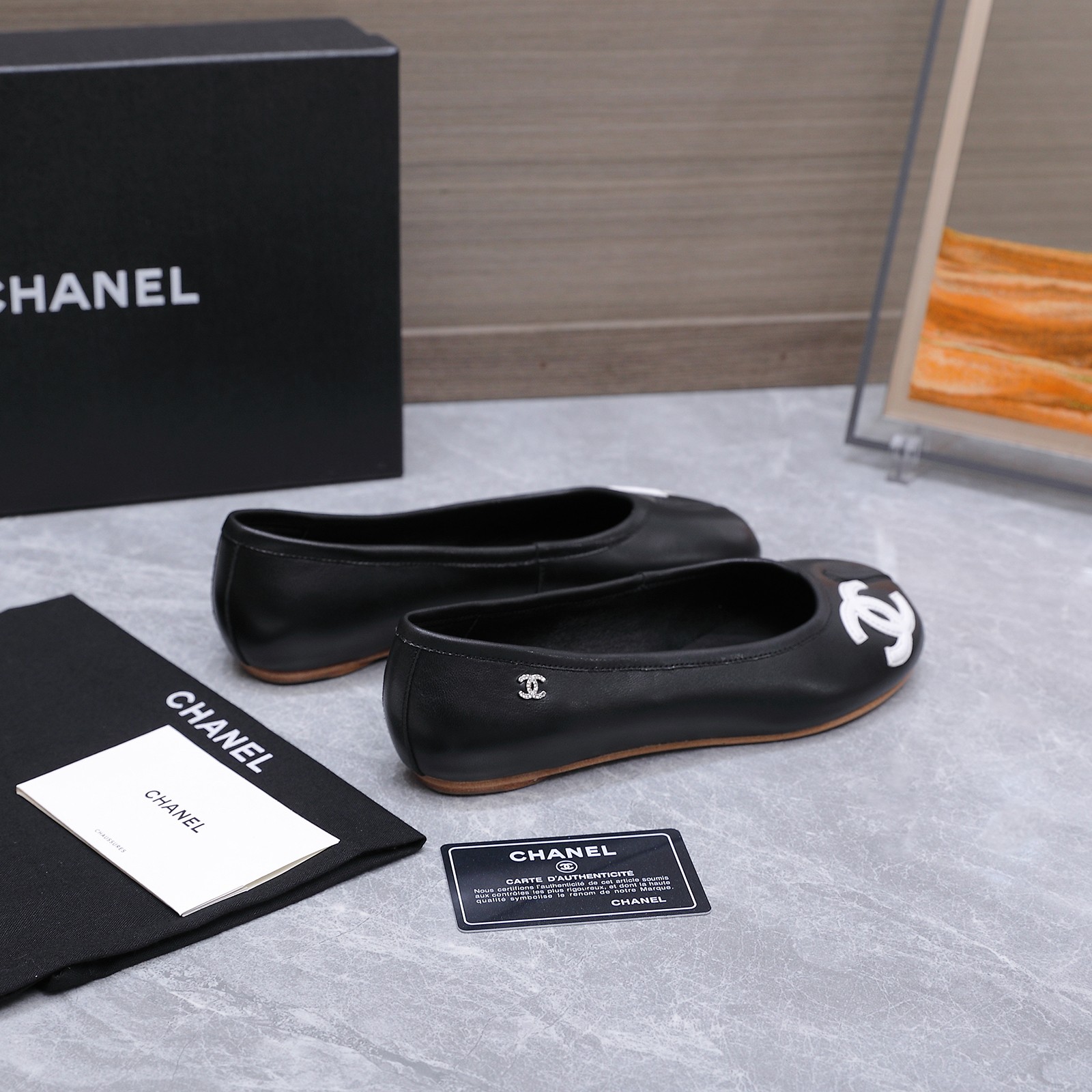 NO:869831,Spot Sale *|| Kangpeng shoes split-toe shoes [top high-end quality from major manufacturers] Classic double C ballet shoes, from eternal black, retro red, gentle nude, to gilded dazzling, silver future, pure white - each pair is an elegant advancement of round-toe Mary Jane. The classic double C logo is equipped with a delicate small bow, and the leather texture is so high-end that it shines. Whether it is commuting, dating or weekend afternoon tea, the upper foot is synonymous with French laziness. Upper: cowhide/metallic cowhide  Sheepskin lining, sheepskin foot pads, outsole: Italian leather sole, heel height: 1cn, packaging: with airplane box 10 35, 36, 37, 38, 39, (34/40/41 need to be customized and communicate with customer service), single shoes, mary jane, cowhide, sheepskin19860909Spot Sale  *||  康鹏鞋 分趾鞋【大厂顶级高端品质】 经典双C芭蕾舞鞋,从永恒黑、复古红、裸色温柔,到鎏金璀璨、银色未来、纯净白——每一双都是圆头玛丽珍的优雅进阶.经典双C logo配精致小蝴蝶结,皮革质感高级到发光,无论是通勤、约会还是周末下午茶,上脚就是法式慵懒的代名词 鞋面: 牛皮/金属牛皮 内里羊皮 垫脚羊皮 大底:意大利真皮底 跟高: 1cn 包装: 带飞机盒10 35、36、37、38、39、(34/40/41 需要定做跟客服♂沟通),单鞋,mary jane,cowhide,sheepskin,Women's Shoes