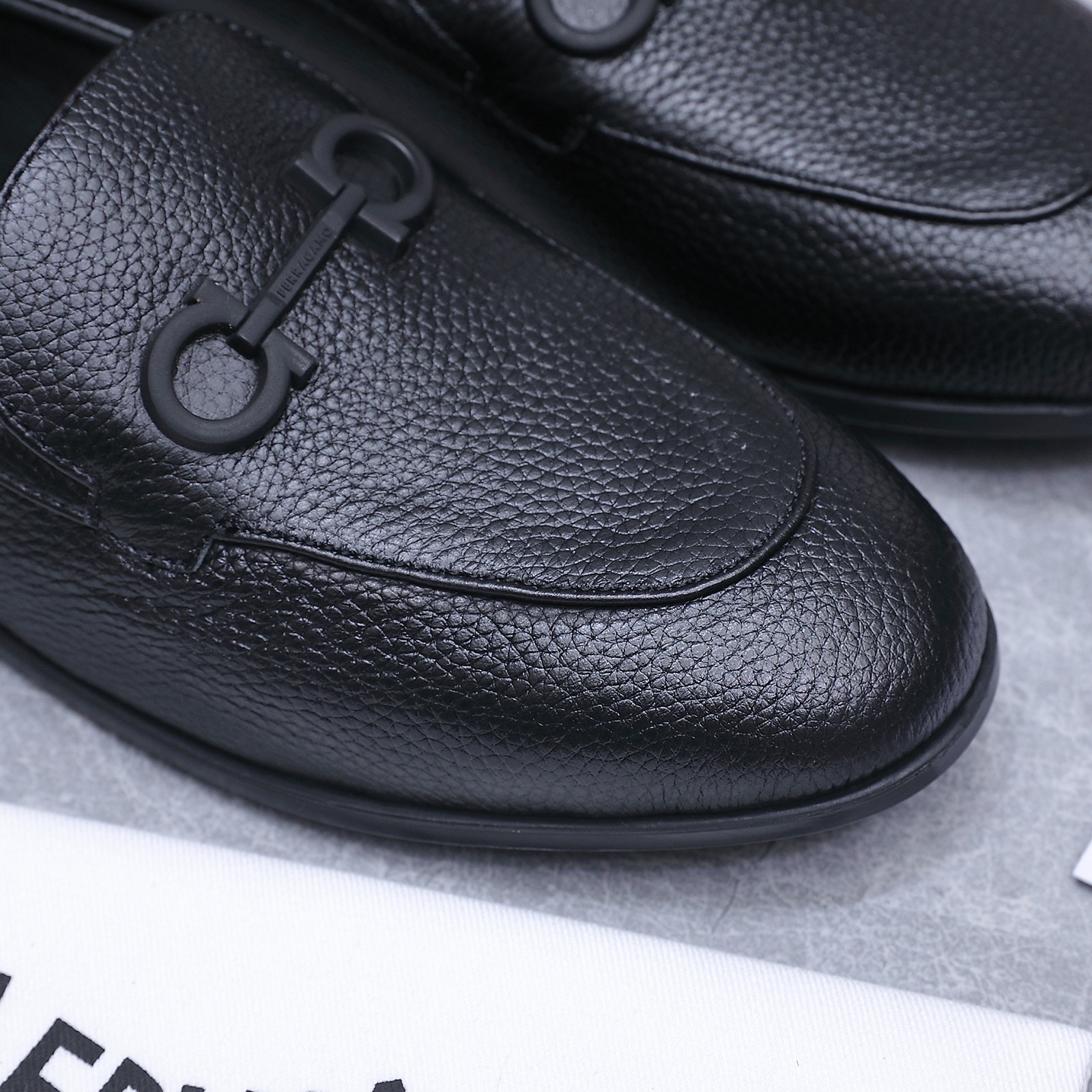 NO:869812,The top version of Ferragamo/Ferragamo horsebit Gancini loafers. Italian equestrian inspiration meets modern elegance. Slip-on design is convenient and casual. Selected soft hammered deer leather. Natural mottled texture is casual and advanced. Almond toe is smooth and neat. Gentle modification of foot shape. Iconic three-dimensional Gancini horsebit. 1.5cm low heel with customized rubber sole. Lightweight and non-slip. Easy to walk. The fabric is made of original customized leather.  The inner tiptoe is made of sheepskin. The genuine leather outsole imported from Italy is size 35-39 (customized for 40/41). Price, loafers, ferragamo, ferragamo, loafers, sheepskin, Leather soles19860909顶级版本 Ferragamo/菲拉格慕 马衔扣Gancini乐福鞋 意式马术灵感邂逅现代优雅 一脚蹬设计便捷随性 甄选柔软锤纹鹿皮革 天然斑驳纹理随性高级 杏仁鞋头流畅利落 温柔修饰脚型 标志性立体Gancini马衔扣 1.5cm低跟搭配定制橡胶底 轻便防滑 步履从容 . 面料采用原版定制皮料 内里踮脚均为羊皮 意大利进口真皮大底  size35-39码（40/41定制） 价格,乐福鞋,ferragamo,ferragamo,loafers,sheepskin,Leather soles,Women's Shoes