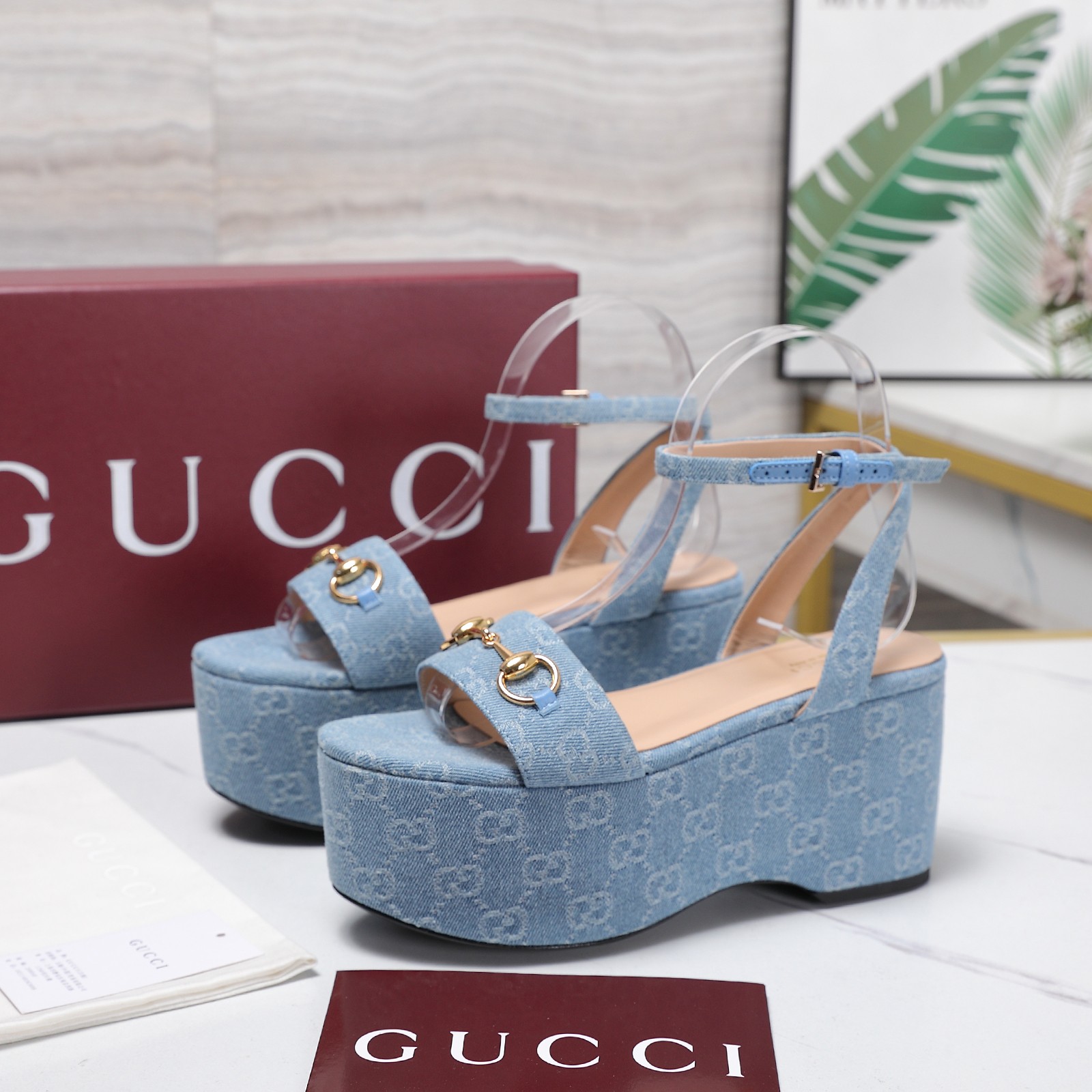 NO:869792,2026 counter's latest model Gucci's latest hot style Hentiangao series wedge water table-sold at the same time at the counter. Authentic European style, perfect to wear with these shoes, elegant and crystal clear. Regardless of the materials of various accessories, they are all customized 1:1. You must go to get the original version. The entire series is full of exciting and innovative elements. Upper: cowhide/fabric pattern  Lining: Sheepskin Foot pads: Sheepskin Outsole: Imported from Italy Water table height 8CM Packing: Original full set of packaging Code number: 35-42 (40.41.42 customization is not returnable) Price based on quantity, sandals, gucci, sandals, cowhide, sheepskin198609092026专柜最新款 Gucci古*驰最新爆款恨天高系列 坡跟水台-专柜同步发售 原汁原味的欧式风格,上脚非常完美穿搭上配此鞋,优雅大方,晶莹剔透,无论种各配件材质,都是家独1:1定制,必到做原版零距离,整系个列都充了满令兴人奋意和外的元结素合 鞋面:牛皮/布纹 内里:羊皮 垫脚:羊皮 大底:进口意大利  水台高8CM 包装:原版全套包装 码数:35-42(40.41.42定制不退换) 跑量价,凉鞋,gucci,sandals,cowhide,sheepskin,Women's Shoes