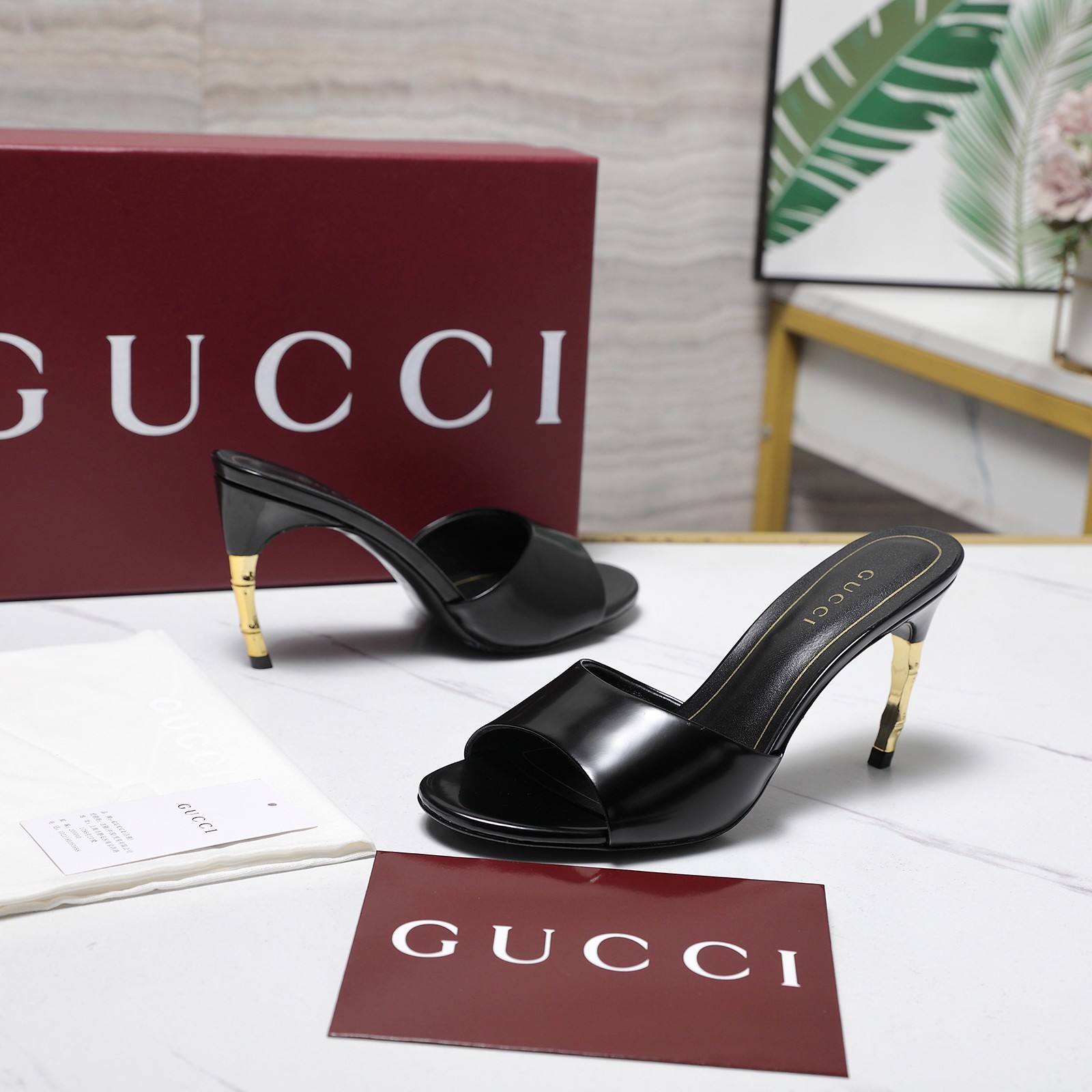 NO:869784,The highest version of Gucci!  ／2026 new summer style horseshoe heel sandals, limited edition for the Year of the Horse, purchasing agent level, top quality!  Purchase the original version and get a 1:1 top-quality replica!  The material is the same as the Y version, quite textured, and can be compared with ZG. This high-heeled sandal has now become a classic item of the brand. The chain diamond buckle, a collection element inspired by the initials of Mr. GuccioGucci, injects brand connotation into this shoe. The brand uses different textures and colors to inject modern essence into the classic slippers. The fabric is imported cowhide, the lining is imported sheepskin, and the heel height is 7.5cm. The outsole is Italian leather. Size 35-41 (40)  .41.42 customized) Full set of original packaging!  Price slippers sandals, high heels slippers, gucci, sandals, high heels, slippers, cowhide, sheepskin, Leather soles19860909Gucci最高版本！ ／2026夏季新款 马蹄跟凉拖鞋 马年限定款 代购级别,顶级品质！ 原版购入1:1顶级复刻！ 材质和Y版一致 相当有质感 可以对比ZG无差距 这款高跟凉鞋现已成为品牌经典单品,灵感源自GuccioGucci先生姓名首字母缩写的典藏元素链条钻扣为这款鞋履注入品牌内涵.·品牌运用不同织纹和配色在经典拖鞋中注入现代精髓. 面料进口牛皮 内里进口羊皮里 跟高7.5cm 大底意大利真皮大底. 码数35-41（40 .41.42定做） 全套原版包装！ 价格拖鞋 凉鞋,高跟鞋拖鞋,gucci,sandals,high heels,slippers,cowhide,sheepskin,Leather soles,Women's Shoes