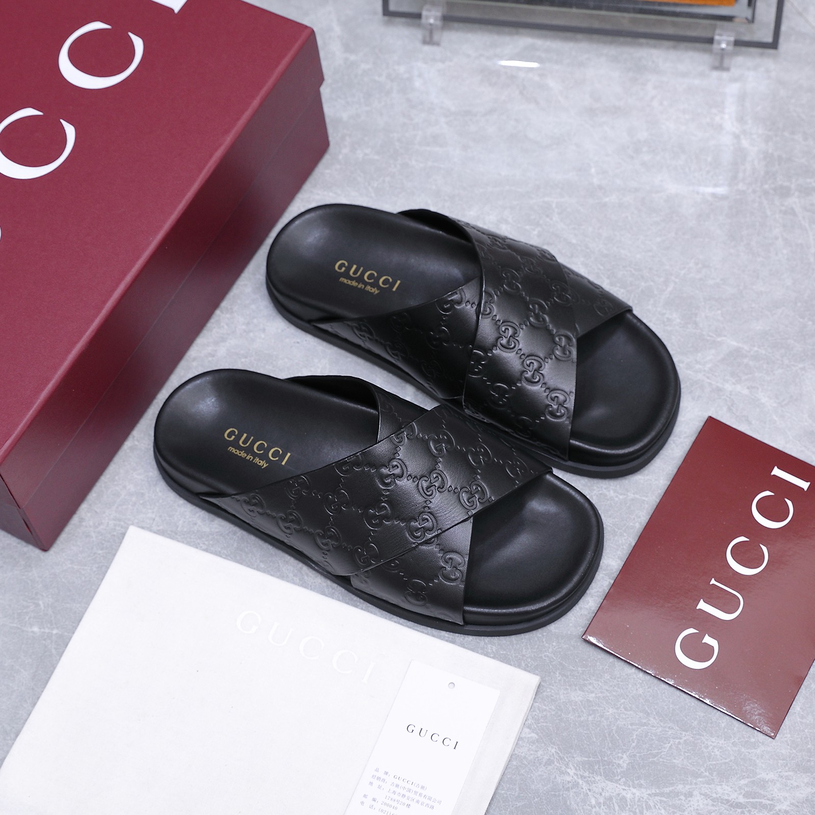NO:869778,2026 spring and summer new GUCCi high-end boutique Gucci early spring series double GG embossed beach sandals lightweight casual slippers top purchasing quality!  It is a 1:1 replica of the original version, and every detail has been carefully polished and made delicately. It can be compared with ZG, and the quality is unparalleled!  Gucci's modern design aesthetic explores the path of unique craftsmanship, cleverly integrating the brand's classic elements with the much-loved brand logo. This sandal uses the much-loved double G embossing, injecting a touch of low-key brand logo charm into the entire design. The fabric is original cowhide embossed. The lining/foot pads are imported sheepskin lining. The heel is flat/thick sole. The outsole is G G mold imported rubber sole. Size female 35-41 (4041 custom-made, non-returnable). Packaging complete with original Ankora wine packaging.  price,slippers,gucci,gucci,sandals,slippers,cowhide,sheepskin198609092026春夏季新款GUCCi高端精品 古驰早春系列 双GG压花沙滩凉鞋 轻便休闲拖鞋顶级代购品质！原版1:1复刻,毎个细节皆经过精心打磨细腻制作.可与ZG对比如一,无二品质！ Gucci 现代设计美学探索独特匠心之路,巧妙融合品牌经典元素与备受喜爱的品牌标识.这款凉鞋采用备受喜爱的双G压纹,为整个设计注入一抹低调的品牌标识魅力 面料原版牛皮压纹 内里/垫脚进口羊皮里 鞋跟平底/厚底 大底G G模具进口橡胶底 尺码女35-41（4041定做不退换） 包装全套安可拉酒红原包装 价格,拖鞋,gucci,gucci,sandals,slippers,cowhide,sheepskin,Women's Shoes