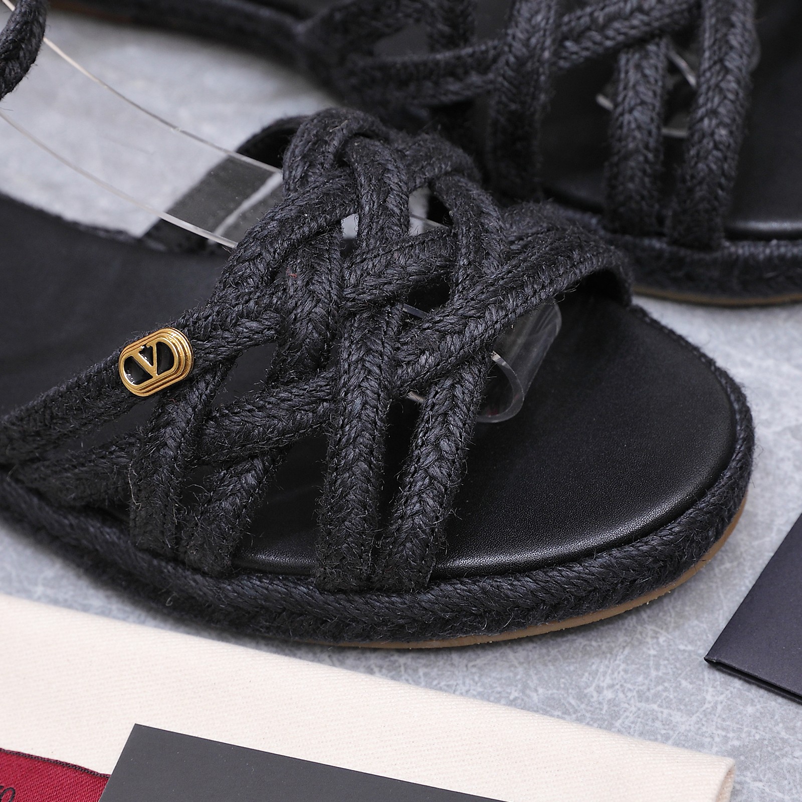 NO:869772,Valentino26ss Valentino counter new diamond V buckle hemp rope braided sandals, exclusive molded outsole —————————— Internet celebrity street photos love to match the accent items~ It’s right to follow the steps of fashionistas!  Wear it with simple or fashionable clothes. The hollow design of the upper is embellished with V's classic rivets. It is high-end and elegant and makes the legs white. The combination of details and fabrics makes the overall look very textured ~ 1 Oil wax leather/Massachusetts weaving 2 Original custom-made sheepskin lining 3 Original V's molded anti-oxidation rivets 4 Exclusive private molded outsole 5 Size 36-42 (35, 40, 41.42 customized)  6Factory direct sales, price based on quantity, sandals, valentino, valentino, sandals19860909Valentino26ss 华伦天奴 专柜新品钻V扣麻绳编织凉鞋 独家开模大底 ———————————— 网红街拍都爱搭配的腔调单品哦~ 跟着时尚达人的步伐来走准没错！搭配上简单或时尚款的衣服穿,鞋面镂空设计搭配v家经典铆钉点缀,高端大气又显腿白,细节和面料的搭配都让整体看起来很有质感~ 1油蜡皮/麻省编织 2原版定羊皮内里 3原版V家开模抗氧化铆钉 4独家私人开模大底 5码数36—42（35、40、41.42定制） 6工厂直销跑量价,凉鞋,valentino,valentino,sandals,Women's Shoes