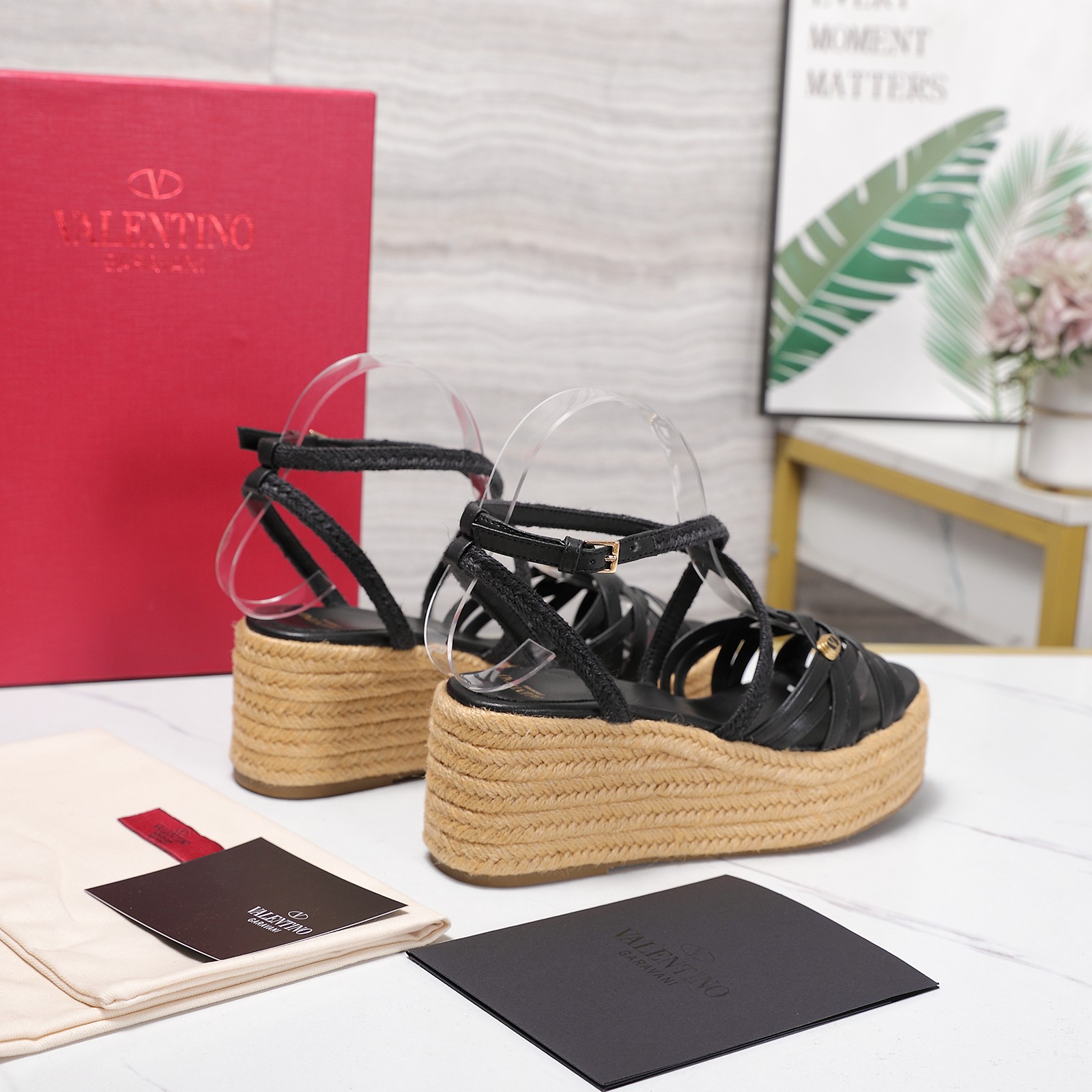 NO:869766,The highest version on the market, Valentino26ss, Valentino’s new diamond V-buckle hemp rope woven sandals, exclusive molded outsole ——————————— (base height 6CM) It’s a style item that Internet celebrities love to match in street photos~ It’s right to follow the steps of fashionistas!  Wear it with simple or fashionable clothes. The hollow design of the upper is embellished with V's classic rivets. It is high-end and elegant and makes the legs white. The combination of details and fabrics makes the overall look very textured ~ 1 Oil wax leather/Massachusetts weaving 2 Original custom-made sheepskin lining 3 Original V's molded anti-oxidation rivets 4 Exclusive private molded outsole (6CM heel height) 5 Size 36-42 (35, 40, 41.42 customized)  6Factory direct sales, price based on quantity, sandals, valentino, valentino, sandals19860909市场最高版本 Valentino26ss 华伦天奴 专柜新品钻V扣麻绳编织凉鞋 独家开模大底 ———————————（底台高度6CM） 网红街拍都爱搭配的腔调单品哦~ 跟着时尚达人的步伐来走准没错！搭配上简单或时尚款的衣服穿,鞋面镂空设计搭配v家经典铆钉点缀,高端大气又显腿白,细节和面料的搭配都让整体看起来很有质感~ 1油蜡皮/麻省编织 2原版定羊皮内里 3原版V家开模抗氧化铆钉 4独家私人开模大底（6CM跟高） 5码数36—42（35、40、41.42定制） 6工厂直销跑量价,凉鞋,valentino,valentino,sandals,Women's Shoes