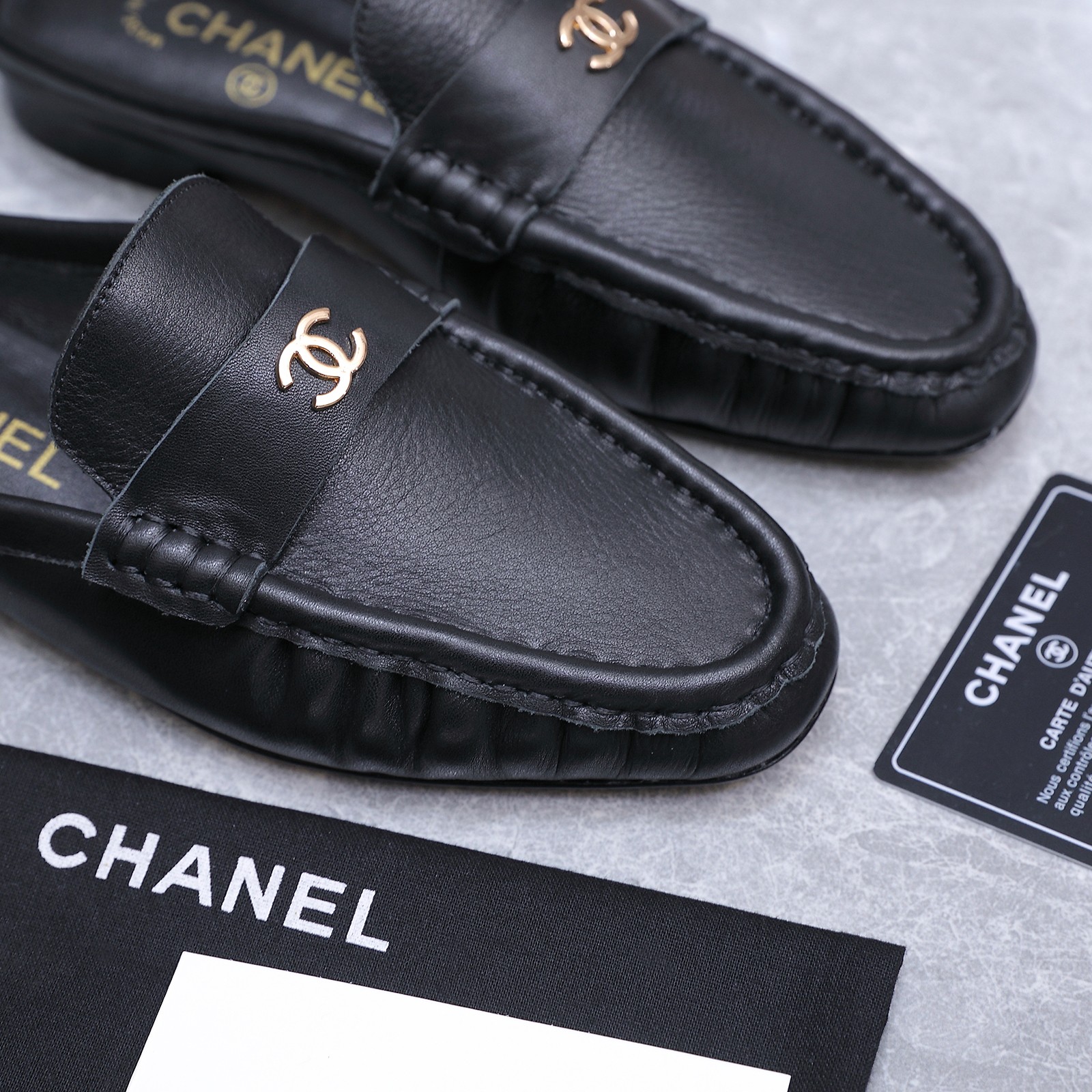 NO:870622,CHANEL Chanel Pleated Double C Mule Semi-Slipper Loafers. There are many celebrity Internet celebrities. The front side of the shoe body adopts hand-made pleating process. The three-dimensional accordion pleat is the highlight of this model. It softly modifies the instep and accommodates wide feet. It is different from the regular flat leather loafers. It has no back and exposed heel structure. It is easy to put on and take off. It is a lazy commuting slipper. The upper is retro waxed leather straps inlaid with bright gold Double C metal logo, which is the brand's classic identification element.  The pleated texture brings a retro atmosphere. The soft leather material is soft and waxy and does not scratch the feet. Italian genuine leather outsole Size 35-41 can be worn alone in all seasons (40 and 41 are non-returnable), half drag, chanel, chanel, loafers, Leather soles19860909CHANEL香奈儿褶皱双C穆勒半拖乐福鞋 超多明星网红种草 鞋身前侧采用手工抽褶捏皱工艺 立体风琴褶皱是本款辨识度亮点 柔和修饰脚面 包容宽脚 区别于常规平皮乐福 无后帮露后跟结构 穿脱便捷 是懒人通勤拖 鞋面复古油蜡皮横带镶嵌亮面金色双C金属标 是品牌经典识别元素 褶皱肌理自带复古氛围感 软皮材质上脚软糯不磨脚 四季均可单穿意大利真皮大底Size35-41（40 41不退换）,半拖,chanel,chanel,loafers,Leather soles,Women's Shoes