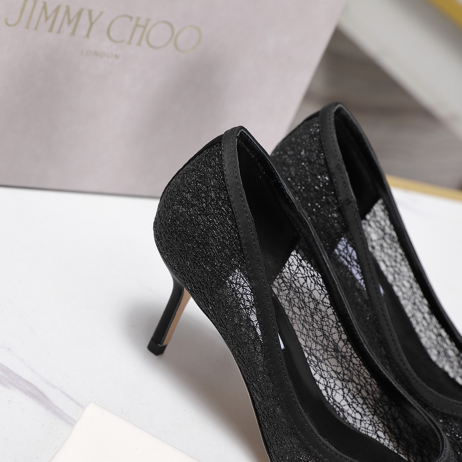 NO:870599,High quality!  Top quality Jimmy Choo｜26 spring and summer jc new gold thread lace mesh pointed toe flat sole, high-heeled single shoe wedding shoes!  A super cool one!  Breathtakingly beautiful, super invincible goddess style on the feet. The upper is made of imported lace mesh spliced ​​with gold thread. The lining is all sheepskin. Italian imported cowhide outsole. Heel height: flat, 6.5cm. Size: 35-42 (40/41/42 non-refundable). Comes with original packaging, single shoes, jimmy choo, cowhide, sheepskin.19860909高品质！顶级品质Jimmy Choo｜26春夏jc新品金丝线蕾丝网纱尖头平底、高跟单鞋婚鞋！ 超级仙的一款啊！美得让人窒息 上脚超级无敌女神范 鞋面采用进口蕾丝网纱拼接金丝线 内里垫脚全羊皮 意大利进口牛皮大底 跟高:平底、6.5cm 码数:35-42（ 40/41/42定不退换） 配原版包装,单鞋,jimmy choo,cowhide,sheepskin,Women's Shoes