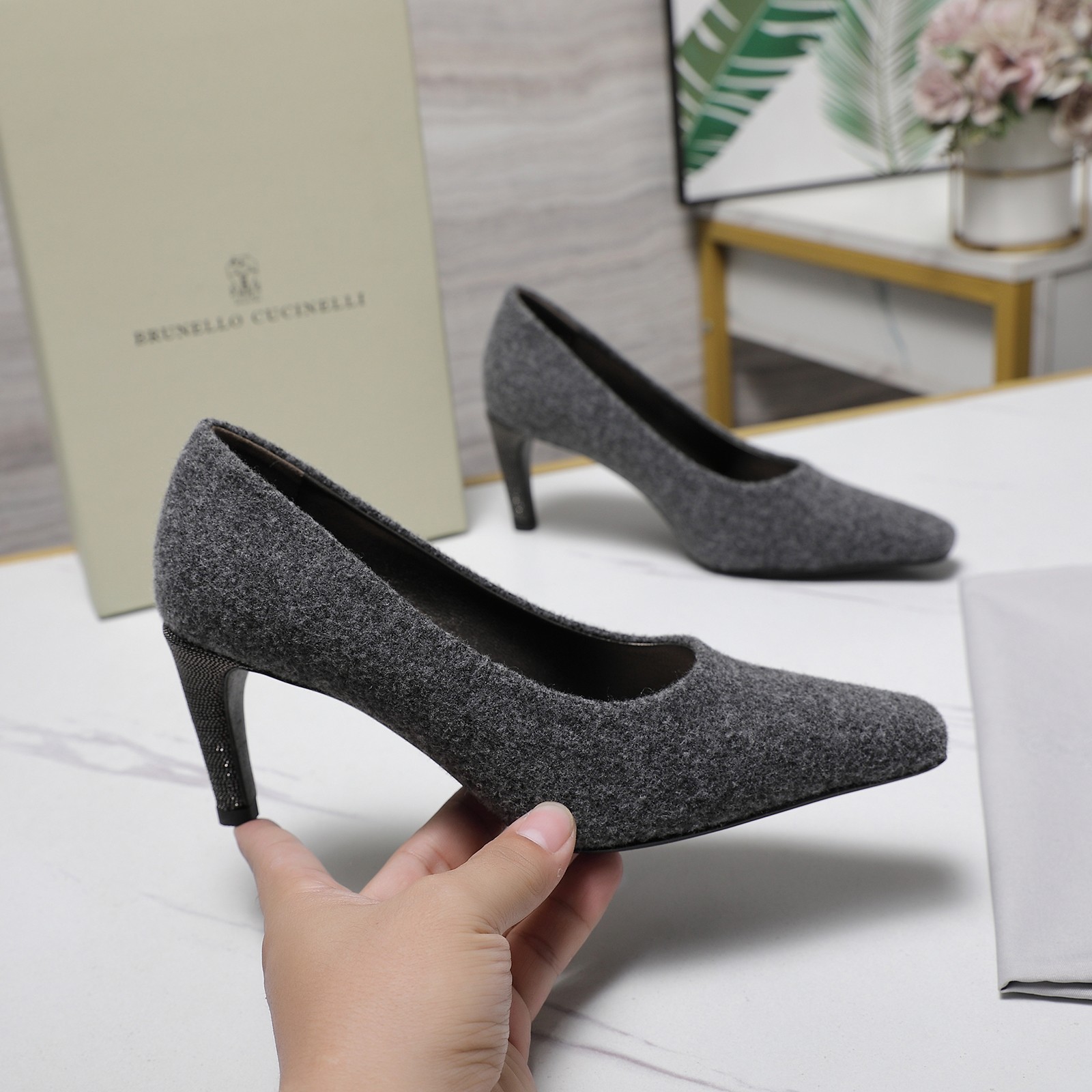 NO:870566,4.5cm/7cm two heel heights 'Exclusive model' 'Highest quality in the market' [BRUNELLO CUCINELLI] BC mid-heeled single shoes. Material imported cowhide/sheepskin. Handmade bead chain accessories. Original injection molded leather outsole at the counter. Size 35-42 (40, 41, 42 customization is non-refundable). Heel height 4.5CM7CM, high-heeled single shoes, brunello cucinelli, high  heels,sheepskin,leather soles198609094.5cm /7cm 两个跟高 《独家款》《市场最高品质》【BRUNELLO CUCINELLI】BC中跟单鞋鞋 材质进口牛京／羊皮 纯手工串联珠链配饰. 专柜原版注塑真皮大底 码数35-42（40、41、42定制不退换） 跟高4.5CM7CM,高跟鞋单鞋,brunello cucinelli,high heels,sheepskin,Leather soles,Women's Shoes
