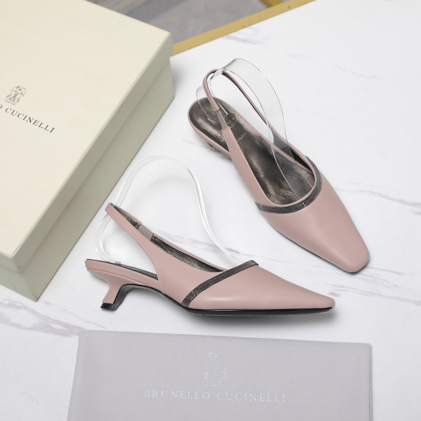 NO:870597,BC 2026 latest small square toe back high-heeled sandals BrunelloCucinelli. The classic inspiration from fashion short boots defines the modern elegant style. The precious imported calf leather shows unique mottled patterns. It allows you to show your fashionable personality in comfort. It brings you better comfort. It is also a classic shoe that you won’t want to take off when you put it on. The original version is reproduced one to one. Material imported cowhide Heel height: 4.5CM Inner imported sheepskin lining  Size 35/40 (40 41 customized, non-refundable and non-exchangeable) Price, high heels sandals, brunello cucinelli, sandals, boots, high heels, cowhide, sheepskin19860909BC 2026最新款小方头后空高跟凉鞋 BrunelloCucinelli 源自时装短靴的经典灵感定义了现代优雅风格.珍贵的进口小牛京皮上展现着别致的斑驳.让您在舒适中彰显时尚性格.给您带来更好的舒适度,又是款穿上就不愿脱下的一款经典鞋款,原版一比一复刻. 面料进口牛皮 跟高: 4.5CM 内里进口羊皮里 码数35/40（40 41定做不退不换） 价格,高跟鞋凉鞋,brunello cucinelli,sandals,boots,high heels,cowhide,sheepskin,Women's Shoes