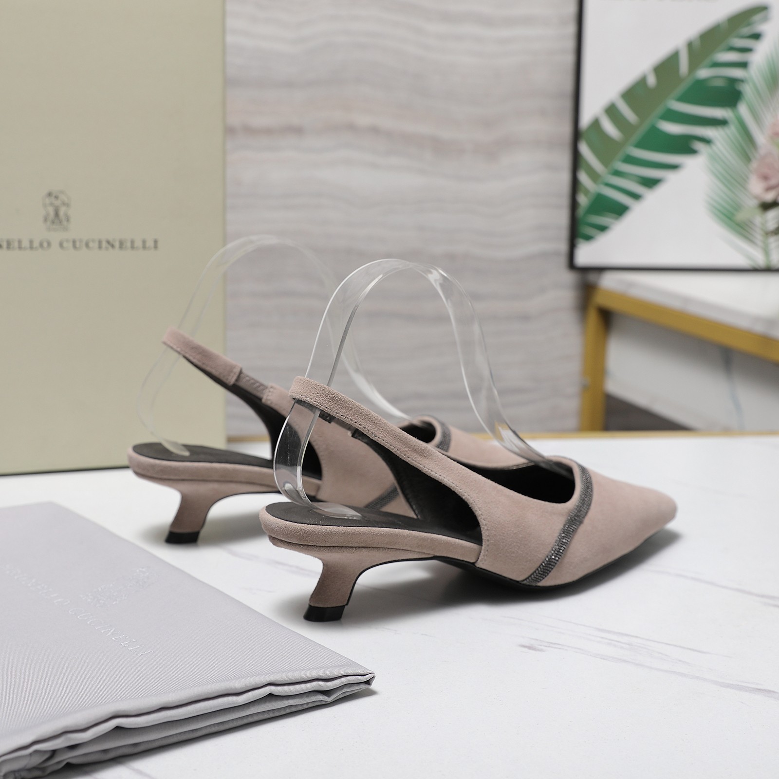 NO:870606,BC 2026 latest small square toe back high-heeled sandals BrunelloCucinelli. The classic inspiration from fashion short boots defines the modern elegant style. The precious imported calf leather shows unique mottled patterns. It allows you to show your fashionable personality in comfort. It brings you better comfort. It is also a classic shoe that you won’t want to take off when you put it on. The original version is reproduced one to one. Material imported cowhide Heel height: 4.5CM Inner imported sheepskin lining  Size 35/40 (40/41 customized, non-refundable and non-exchangeable) Price, high heels sandals, brunello cucinelli, sandals, boots, high heels, cowhide, sheepskin19860909BC 2026最新款小方头后空高跟凉鞋 BrunelloCucinelli 源自时装短靴的经典灵感定义了现代优雅风格.珍贵的进口小牛京皮上展现着别致的斑驳.让您在舒适中彰显时尚性格.给您带来更好的舒适度,又是款穿上就不愿脱下的一款经典鞋款,原版一比一复刻. 面料进口牛皮 跟高: 4.5CM 内里进口羊皮里 码数35/40（40/41定做不退不换） 价格,高跟鞋凉鞋,brunello cucinelli,sandals,boots,high heels,cowhide,sheepskin,Women's Shoes