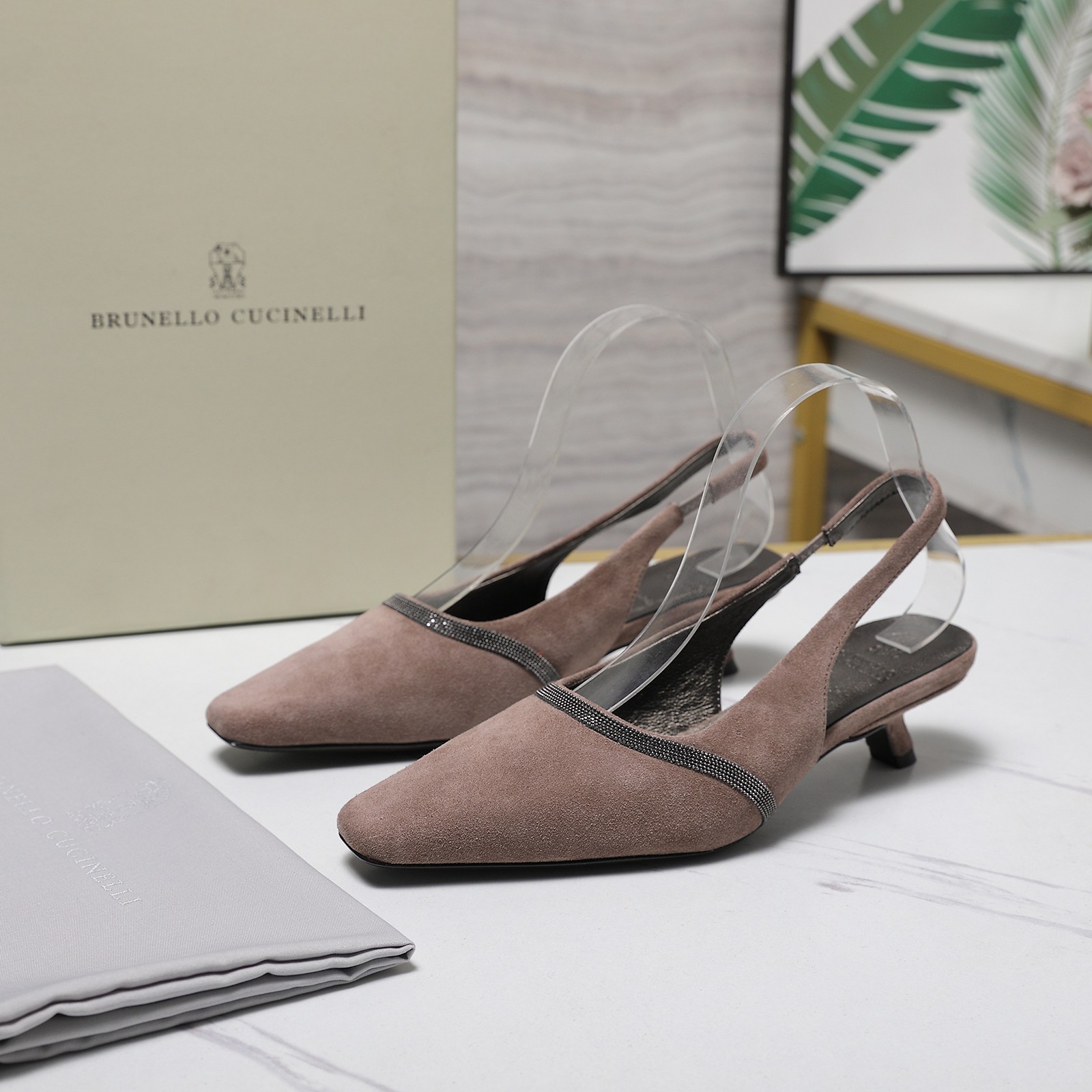 NO:870613,BC 2026 latest small square toe back high-heeled sandals BrunelloCucinelli. The classic inspiration from fashion short boots defines the modern elegant style. The precious imported calf leather shows unique mottled patterns. It allows you to show your fashionable personality in comfort. It brings you better comfort. It is also a classic shoe that you won’t want to take off when you put it on. The original version is reproduced one to one. Material imported cowhide Heel height: 4.5CM Inner imported sheepskin lining  Size 35/40 (custom order of 40 is non-refundable and non-exchangeable) price, high heels and sandals, brunello cucinelli, sandals, boots, high heels, cowhide, sheepskin19860909BC 2026最新款小方头后空高跟凉鞋 BrunelloCucinelli 源自时装短靴的经典灵感定义了现代优雅风格.珍贵的进口小牛京皮上展现着别致的斑驳.让您在舒适中彰显时尚性格.给您带来更好的舒适度,又是款穿上就不愿脱下的一款经典鞋款,原版一比一复刻. 面料进口牛皮 跟高: 4.5CM 内里进口羊皮里 码数35/40（40定做不退不换） 价格,高跟鞋凉鞋,brunello cucinelli,sandals,boots,high heels,cowhide,sheepskin,Women's Shoes