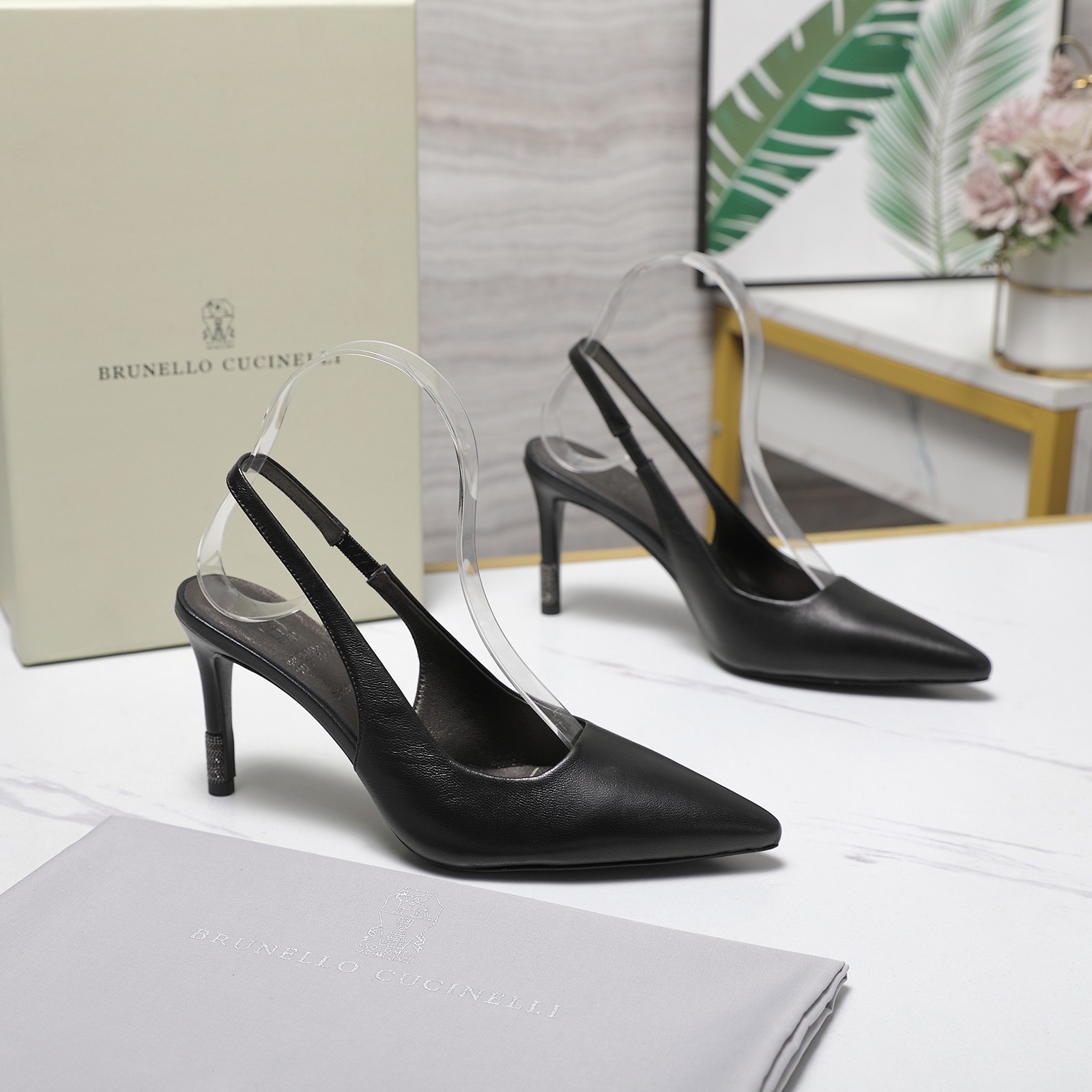 NO:876334,BC 2026 latest point-toe back hollow high-heeled sandals BrunelloCucinelli are derived from the classic inspiration of fashion short boots and define modern elegant style. The precious imported calf leather shows unique mottled patterns. It allows you to show your fashionable personality in comfort. It brings you better comfort. It is also a classic shoe that you won’t want to take off when you put it on. The original version is reproduced one to one. Material imported cowhide Heel height: 8.5CM Inner imported sheepskin lining  Size 35/40 (custom order of 40 is non-refundable and non-exchangeable) price, high heels and sandals, brunello cucinelli, sandals, boots, high heels, cowhide, sheepskin19860909BC 2026最新款尖头后空高跟凉鞋 BrunelloCucinelli 源自时装短靴的经典灵感定义了现代优雅风格.珍贵的进口小牛京皮上展现着别致的斑驳.让您在舒适中彰显时尚性格.给您带来更好的舒适度,又是款穿上就不愿脱下的一款经典鞋款,原版一比一复刻. 面料进口牛皮 跟高: 8.5CM 内里进口羊皮里 码数35/40（40定做不退不换） 价格,高跟鞋凉鞋,brunello cucinelli,sandals,boots,high heels,cowhide,sheepskin,Women's Shoes
