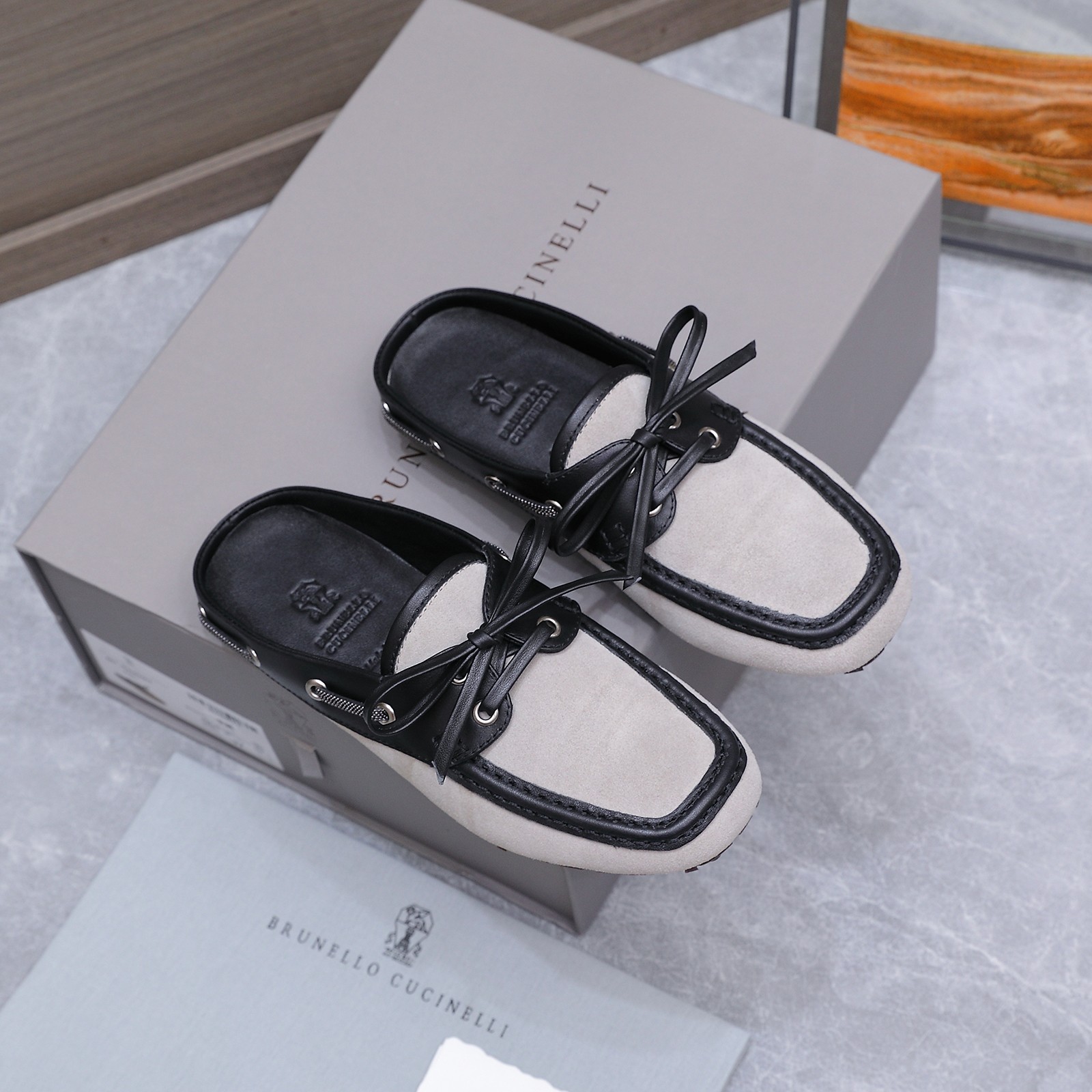 NO:876354,Women's high version BrunelloCucinell*·BC 26vs the latest casual series for spring and summer... Casual shoes have always been very feminine, elegant, refined, not hasty or slow, and have a kind of temperament that many loafers cannot match. But if pointed-toe high heels are tired after wearing them for a long time, then a pair of round-toe thick-soled casual shoes that are easy to wear and look good are just needed. Imported deerskin, fine leather, foot feel is very important. Needless to say, no need to say more. Women understand the importance of a good pair of shoes.  To avoid all kinds of friction and wear on your feet, a delicate texture is a must... Fabric: Original customized suede/cow leather Lining: Original customized sheepskin Foot pads: Original customized sheepskin Outsole: Original molded non-slip sole Bottom height: 0.8cm Size: 35-39 (40.41. Customization is non-returnable) Packaging: Original full set of packaging Color: Official website updated simultaneously, half drag, brunello  cucinelli,loafers,high heels,cowhide,sheepskin,chamois leather19860909女款 高版本 BrunelloCucinell*·BC 26vs春夏最新休闲系列… 休闲鞋一贯是很有女人味的 优雅 精致不急不缓 是有一种气质的这是很多乐福鞋比拟不了的 但是如果尖头高跟鞋穿久了累 那么一双好穿好看的圆头厚底休闲鞋就是刚需了 进口鹿皮 皮质细腻 脚感很重要 这个不需要多说 女人太懂一双好鞋的重要性了 避免各种摩擦磨脚 细腻的质感就是必须要有的… 面料: 原版定制麂皮/牛皮 内里: 原版定制羊皮 垫脚: 原版定制羊皮 大底: 原版开模防滑底 底高: 0.8cm 码数: 35-39（40.41.定制不退换） 包装: 原版全套包装 颜色:官网同步更新,半拖,brunello cucinelli,loafers,high heels,cowhide,sheepskin,chamois leather,Women's Shoes