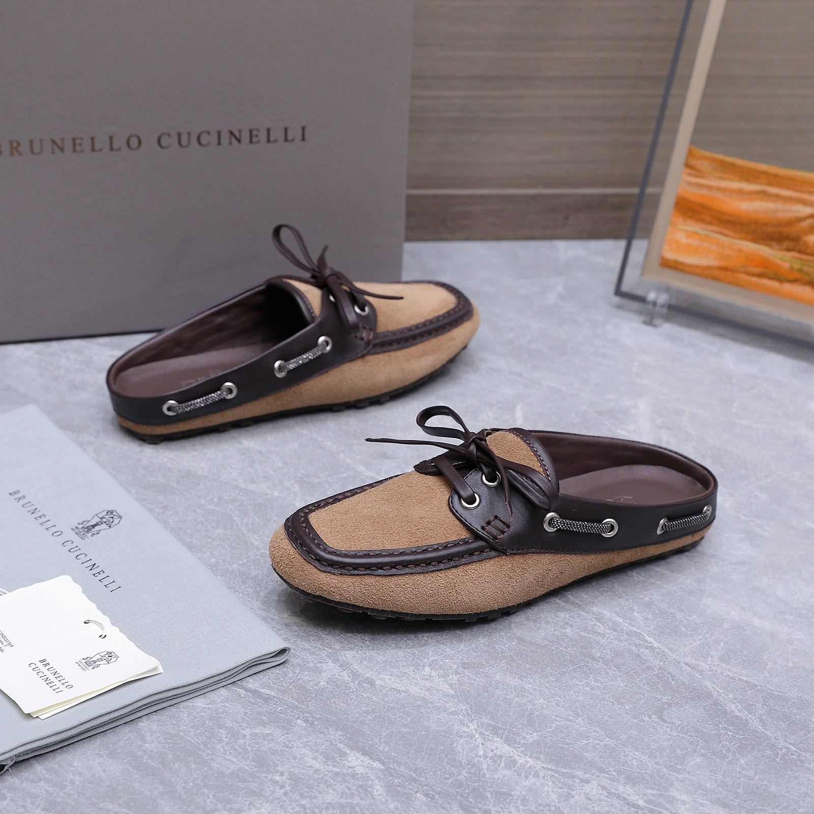 NO:876359,Women's high version BrunelloCucinell*·BC 26vs the latest casual series for spring and summer... Casual shoes have always been very feminine, elegant, refined, not hasty or slow, and have a kind of temperament that many loafers cannot match. But if pointed-toe high heels are tired after wearing them for a long time, then a pair of round-toe thick-soled casual shoes that are easy to wear and look good are just needed. Imported deerskin, fine leather, foot feel is very important. Needless to say, no need to say more. Women understand the importance of a good pair of shoes.  To avoid all kinds of friction and wear on your feet, a delicate texture is a must... Fabric: Original customized suede/cow leather Lining: Original customized sheepskin Foot pads: Original customized sheepskin Outsole: Original molded non-slip sole Bottom height: 0.8cm Size: 35-39 (40.41. Customization is non-returnable) Packaging: Original full set of packaging Color: Official website updated simultaneously, half drag, brunello  cucinelli,loafers,high heels,cowhide,sheepskin,chamois leather19860909女款 高版本 BrunelloCucinell*·BC 26vs春夏最新休闲系列… 休闲鞋一贯是很有女人味的 优雅 精致不急不缓 是有一种气质的这是很多乐福鞋比拟不了的 但是如果尖头高跟鞋穿久了累 那么一双好穿好看的圆头厚底休闲鞋就是刚需了 进口鹿皮 皮质细腻 脚感很重要 这个不需要多说 女人太懂一双好鞋的重要性了 避免各种摩擦磨脚 细腻的质感就是必须要有的… 面料: 原版定制麂皮/牛皮 内里: 原版定制羊皮 垫脚: 原版定制羊皮 大底: 原版开模防滑底 底高: 0.8cm 码数: 35-39（40.41.定制不退换） 包装: 原版全套包装 颜色:官网同步更新,半拖,brunello cucinelli,loafers,high heels,cowhide,sheepskin,chamois leather,Women's Shoes
