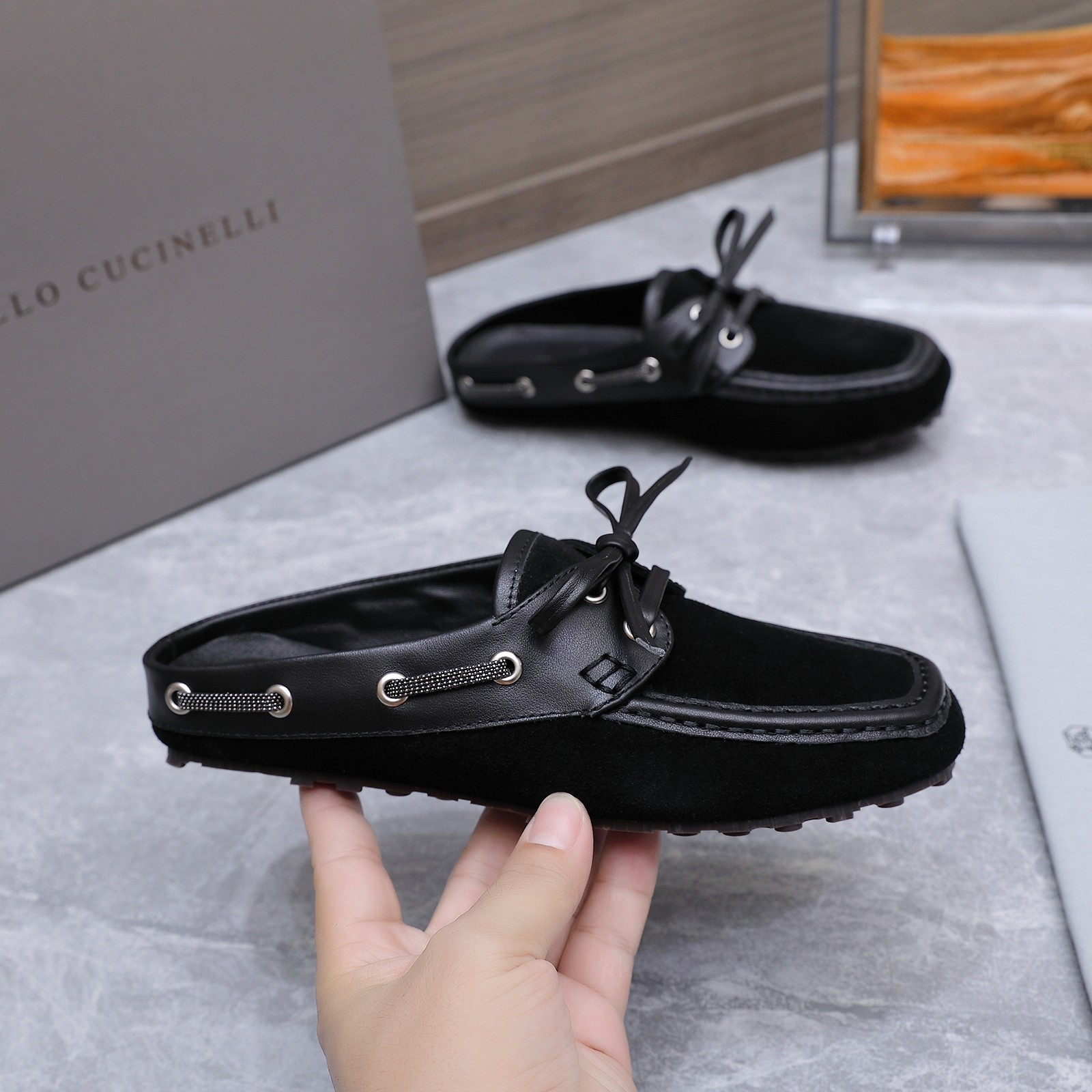 NO:876364,Women's high version BrunelloCucinell*·BC 26vs the latest casual series for spring and summer... Casual shoes have always been very feminine, elegant, refined, not hasty or slow, and have a kind of temperament that many loafers cannot match. But if pointed-toe high heels are tired after wearing them for a long time, then a pair of round-toe thick-soled casual shoes that are easy to wear and look good are just needed. Imported deerskin, fine leather, foot feel is very important. Needless to say, no need to say more. Women understand the importance of a good pair of shoes.  To avoid all kinds of friction and wear on your feet, a delicate texture is a must... Fabric: Original customized suede/cow leather Lining: Original customized sheepskin Foot pads: Original customized sheepskin Outsole: Original molded non-slip sole Bottom height: 0.8cm Size: 35-39 (40.41. Customization is non-returnable) Packaging: Original full set of packaging Color: Official website updated simultaneously, half drag, brunello  cucinelli,loafers,high heels,cowhide,sheepskin,chamois leather19860909女款 高版本 BrunelloCucinell*·BC 26vs春夏最新休闲系列… 休闲鞋一贯是很有女人味的 优雅 精致不急不缓 是有一种气质的这是很多乐福鞋比拟不了的 但是如果尖头高跟鞋穿久了累 那么一双好穿好看的圆头厚底休闲鞋就是刚需了 进口鹿皮 皮质细腻 脚感很重要 这个不需要多说 女人太懂一双好鞋的重要性了 避免各种摩擦磨脚 细腻的质感就是必须要有的… 面料: 原版定制麂皮/牛皮 内里: 原版定制羊皮 垫脚: 原版定制羊皮 大底: 原版开模防滑底 底高: 0.8cm 码数: 35-39（40.41.定制不退换） 包装: 原版全套包装 颜色:官网同步更新,半拖,brunello cucinelli,loafers,high heels,cowhide,sheepskin,chamois leather,Women's Shoes