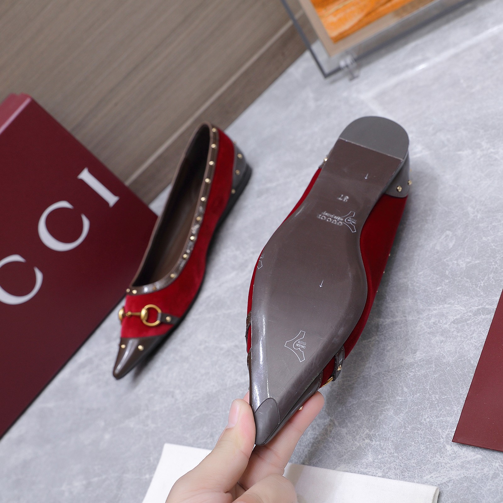 NO:876339,2026S Spring and Summer New Gucci New Rivet Pointed Toe Shoes ————————————  The upper adopts the most classic and iconic logo. The eye-catching feature is that the heel can be pressed and dragged casually. It is better to wear two pairs of shoes with trousers and skirts. It will not feel out of place in any place. The high-quality layered leather square kitten heel with silver sequins adds to its unparalleled visual impact. Elegance and intellectuality are integrated. This pair of shoes meets the various requirements of fairies. It is truly the best of the best. Leather velvet/cloth upper. Specific G family denim for the upper. The inner height of the heel is increased by 1.5cm.  Outsole Genuine leather outsole Size 35-41 (customized for 40, 41, 42) Price, single shoes, gucci, gucci, skirts, Leather soles198609092026S 春夏新款Gucci新款铆钉尖头单鞋 ———————————— 鞋面采用最经典标志性Logo,吸睛之处在后跟可随性压跟而拖,一鞋两穿更好搭配裤装和裙装出入任何场所都毫无违和感哦高质量的层皮方形小猫跟配以银色亮片更显其无与伦比的视觉冲击力,优雅与知性相互融合,一对鞋满足了仙女们的种种要求,实属精品中的精品 皮面丝绒/布面 鞋面特定G家牛仔布 跟高内增高1.5cm 大底真皮大底 码数35-41（40、41、42定制） 价格,单鞋,gucci,gucci,skirts,Leather soles,Women's Shoes