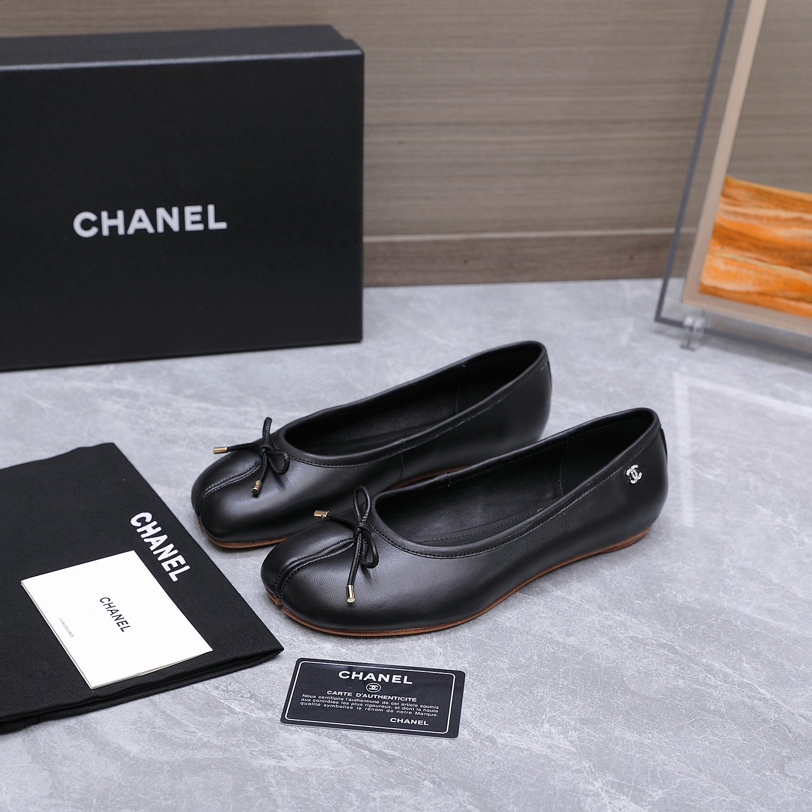NO:876587,Spot Sale *|| Kangpeng shoes split-toe shoes [top high-end quality from major manufacturers] Classic double C ballet shoes, from eternal black, retro red, gentle nude, to gilded dazzling, silver future, pure white - each pair is an elegant advancement of round-toe Mary Jane. The classic double C logo is equipped with a delicate small bow, and the leather texture is so high-end that it shines. Whether it is commuting, dating or weekend afternoon tea, the upper foot is synonymous with French laziness. Upper: cowhide/metallic cowhide  Sheepskin lining, sheepskin foot pads, outsole: Italian leather sole, heel height: 1cn, packaging: with airplane box 10 35, 36, 37, 38, 39, (34/40/41 need to be customized and communicate with customer service), single shoes, mary jane, cowhide, sheepskin19860909Spot Sale  *||  康鹏鞋 分趾鞋【大厂顶级高端品质】 经典双C芭蕾舞鞋,从永恒黑、复古红、裸色温柔,到鎏金璀璨、银色未来、纯净白——每一双都是圆头玛丽珍的优雅进阶.经典双C logo配精致小蝴蝶结,皮革质感高级到发光,无论是通勤、约会还是周末下午茶,上脚就是法式慵懒的代名词 鞋面: 牛皮/金属牛皮 内里羊皮 垫脚羊皮 大底:意大利真皮底 跟高: 1cn 包装: 带飞机盒10 35、36、37、38、39、(34/40/41 需要定做跟客服♂沟通),单鞋,mary jane,cowhide,sheepskin,Women's Shoes