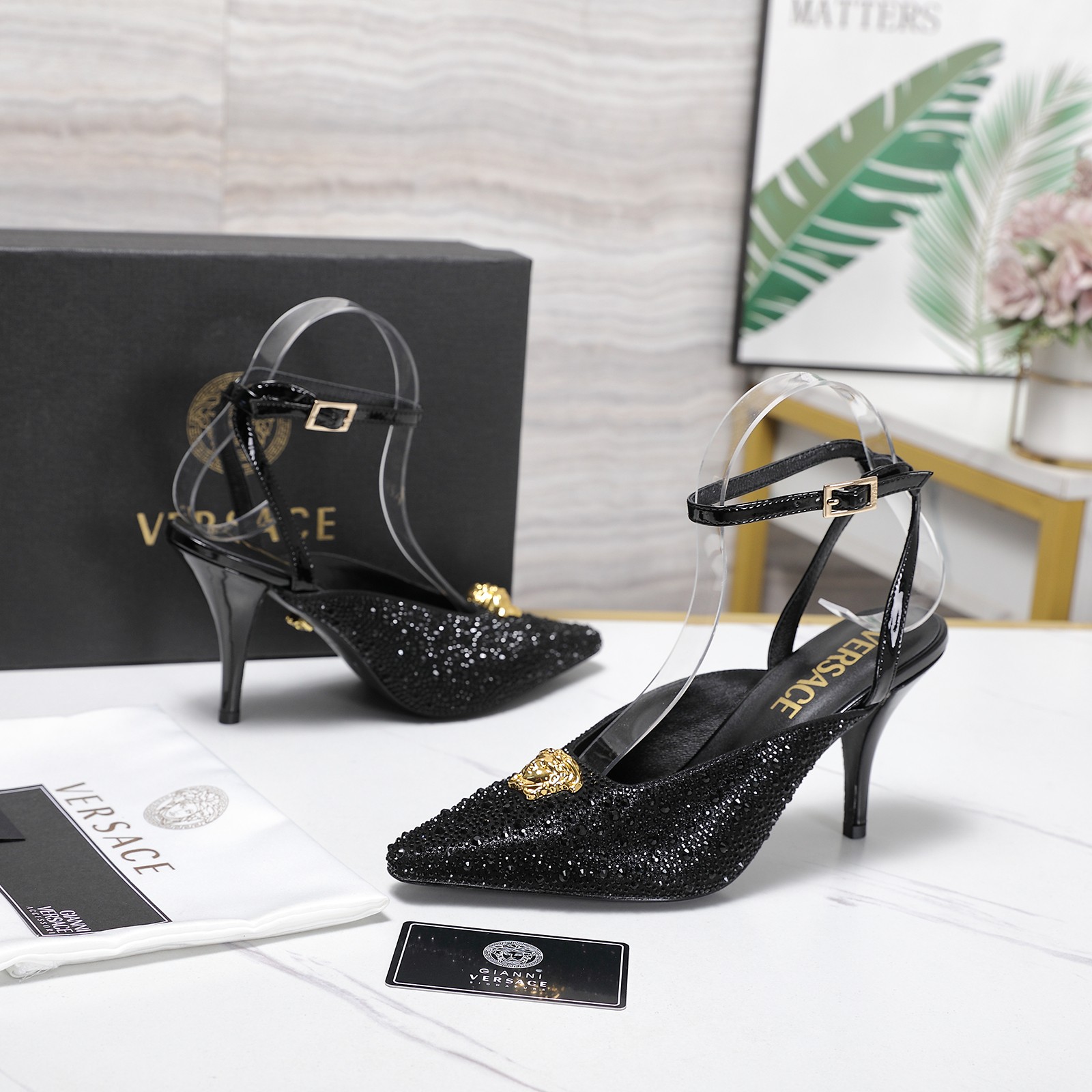 NO:876333,Lift hot diamond series Versace 6/ GIANNI RIBBON Medusa bow high-heeled shoes, decorated with Medusa bow on the front, using classic 'nastro Gianni' stitching _______________________ Overseas best-selling champion YB consistent original shoe development last style. Major fashion bloggers, celebrities, Internet celebrities, have already had a pair. Such outstanding beauty is unforgettable!  …………………………………………………… Go Material Upper patent leather Inner pads: imported high-quality goatskin Heel height 8.5cm Italian cowhide outsole Size number - (//42 customized, non-refundable) Packaging full set of original packaging Top version, high heels and sandals,versace,versace,sandals,high heels,cowhide,sheepskin19860909升降烫钻系列 Versace范思哲 6/ GIANNI RIBBON 美杜莎蝴蝶结高跟单鞋 正面饰有 Medusa 蝴蝶结,采用经典的'nastro Gianni'缝线 _______________________ 海外热销冠军 YB一致原鞋开发楦型 各大时尚博主及明星、网红、已经人手一对,如此出众的美,让人过目不忘！ …………………………………………………… Go 材质 鞋面漆皮 内里垫脚:进口优质山羊皮 跟高8.5cm 鞋底意大利Italy牛皮大底 码数-（//42定制不退换） 包装全套原版包装 等级顶级版本,高跟鞋凉鞋,versace,versace,sandals,high heels,cowhide,sheepskin,Women's Shoes