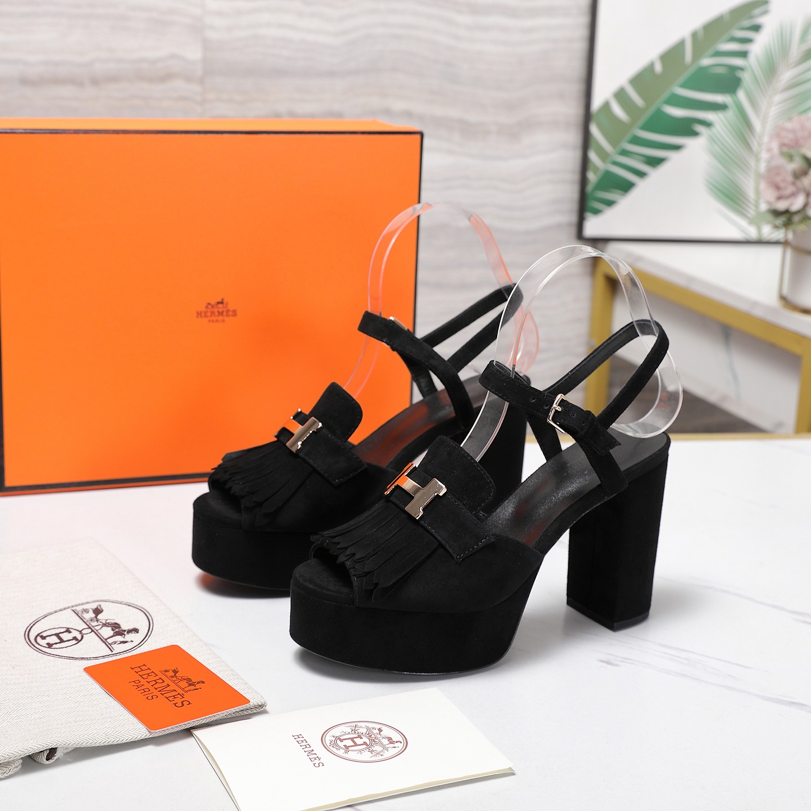 NO:876326,Hermès/Hermès 26WF new product H metal buckle tassel waterproof platform high-heeled sandals. Who knows? This pair is so beautiful that it is speechless. The classic H buckle is engraved into the soul of the brand. The smart tassels sway gently with every step. The platform thick heel is very girly. It is 11cm tall and still as stable as the ground. The top calfskin is super delicate to the touch. The hand-stitching hides the ultimate ingenuity. The upper feet have a sense of old money and nobility. They are very classy even with suits and long skirts. Hold the whole commuting dinner scene.  Most of the counters were sold out as soon as they were launched. There are really very few in stock. Hermès girls close their eyes and rush. If you miss it, you really have to wait a whole year. This is the must-have collection of the year. Buy early and enjoy it early and you will never regret it. Whoever wears it will be the flower of wealth in the world!  The fabric is made of original customized leather. The lining and tiptoe are all sheepskin. The heel height is 11cm. The platform is 3.5cm. The genuine leather outsole imported from Italy is size 35-39 (customized 40/41). High heels and sandals, hermes, hermes, sandals, high heels, skirts, business suit, cowhide, sheepskin, Leather soles19860909Hermès/爱马仕26WF新品 H金属扣流苏防水台高跟凉鞋 谁懂啊这双美到失语 经典H扣刻入品牌灵魂 灵动流苏随步履轻摇曳 防水台粗跟太懂女生了 显高11cm还稳如平地 顶级小牛皮触感超细腻 手工缝线藏着极致匠心 上脚自带老钱贵气感 配西装长裙都超有范 通勤晚宴全场景hold住 专柜刚上就被抢空大半 现货真的寥寥无几 爱马仕女孩闭眼冲 错过真的要等一整年 这才是年度必入典藏款 早买早享受绝不后悔 谁穿谁是人间富贵花！ 面料采用原版定制皮料 内里踮脚均为羊皮 跟高11cm 水台3.5cm 意大利进口真皮大底 size35-39（40/41定制）,高跟鞋凉鞋,hermes,hermes,sandals,high heels,skirts,business suit,cowhide,sheepskin,Leather soles,Women's Shoes