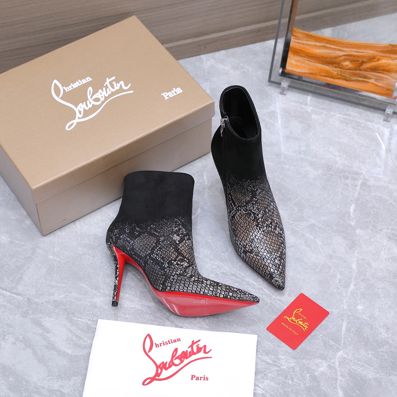 NO:876322,Christian Loubottin's new high-heeled short boots come with high-end high-heeled shoes. 26 The latest red-soled shoes are ordinary wherever you put them, but they are amazing once you put them on!  CL's red-soled shoes have fascinated many people. They are silently sexy and the sparkling rhinestones make them look like fairies. Who can resist a pair of romantic and atmospheric high heels!  Imported cowhide for the upper, sheepskin for the feet, genuine leather outsole, heel height 10cm, size 35~39 (40.41.42 custom made, non-returnable, non-exchangeable), boots, christian louboutin, bottega veneta, boots, high heels, cowhide, sheepskin, Leather soles19860909Christian Loubottin 新款高跟短靴 自带高级感高跟鞋 26最新款红底鞋 放在哪里平平无奇,一上脚绝了！CL的红底鞋让很多人痴迷,无言的性感,亮闪闪的水钻妥妥的仙女本仙,谁能拒绝一双浪漫又有氛围感的高跟鞋！ 鞋面进口牛皮 垫脚羊皮 大底真皮大底 跟高10cm 码数35~39（40.41.42定做不退不换）,靴子,christian louboutin,bottega veneta,boots,high heels,cowhide,sheepskin,Leather soles,Women's Shoes