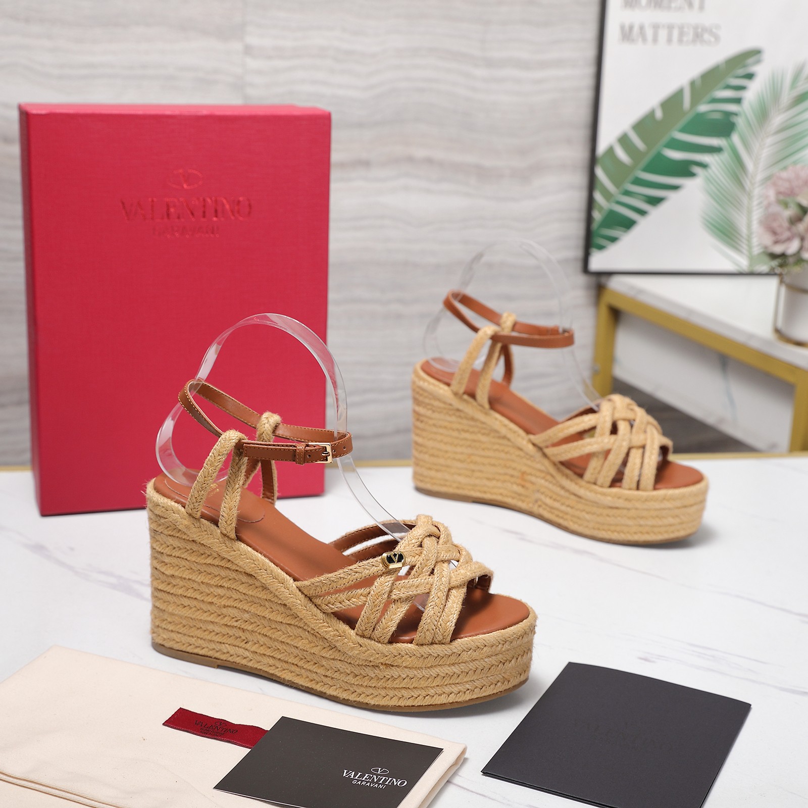 NO:876317,The highest version on the market, Valentino26ss, Valentino's new diamond V-buckle hemp rope woven sandals, exclusive molded outsole ———————————— (base height 11CM) It is a style item that Internet celebrities love to match in street photos~ It is right to follow the steps of fashionistas!  Wear it with simple or fashionable clothes. The hollow design of the upper is embellished with V's classic rivets. It is high-end and elegant and makes the legs white. The combination of details and fabrics makes the overall look very textured ~ 1 Oil wax leather/Massachusetts weaving 2 Original custom-made sheepskin lining 3 Original V's molded anti-oxidation rivets 4 Exclusive private molded outsole (6CM heel height) 5 Size 36-42 (35, 40, 41.42 customized)  6Factory direct sales, price based on quantity, sandals, valentino, valentino, sandals19860909市场最高版本 Valentino26ss 华伦天奴 专柜新品钻V扣麻绳编织凉鞋 独家开模大底 ———————————（底台高度11CM） 网红街拍都爱搭配的腔调单品哦~ 跟着时尚达人的步伐来走准没错！搭配上简单或时尚款的衣服穿,鞋面镂空设计搭配v家经典铆钉点缀,高端大气又显腿白,细节和面料的搭配都让整体看起来很有质感~ 1油蜡皮/麻省编织 2原版定羊皮内里 3原版V家开模抗氧化铆钉 4独家私人开模大底（6CM跟高） 5码数36—42（35、40、41.42定制） 6工厂直销跑量价,凉鞋,valentino,valentino,sandals,Women's Shoes