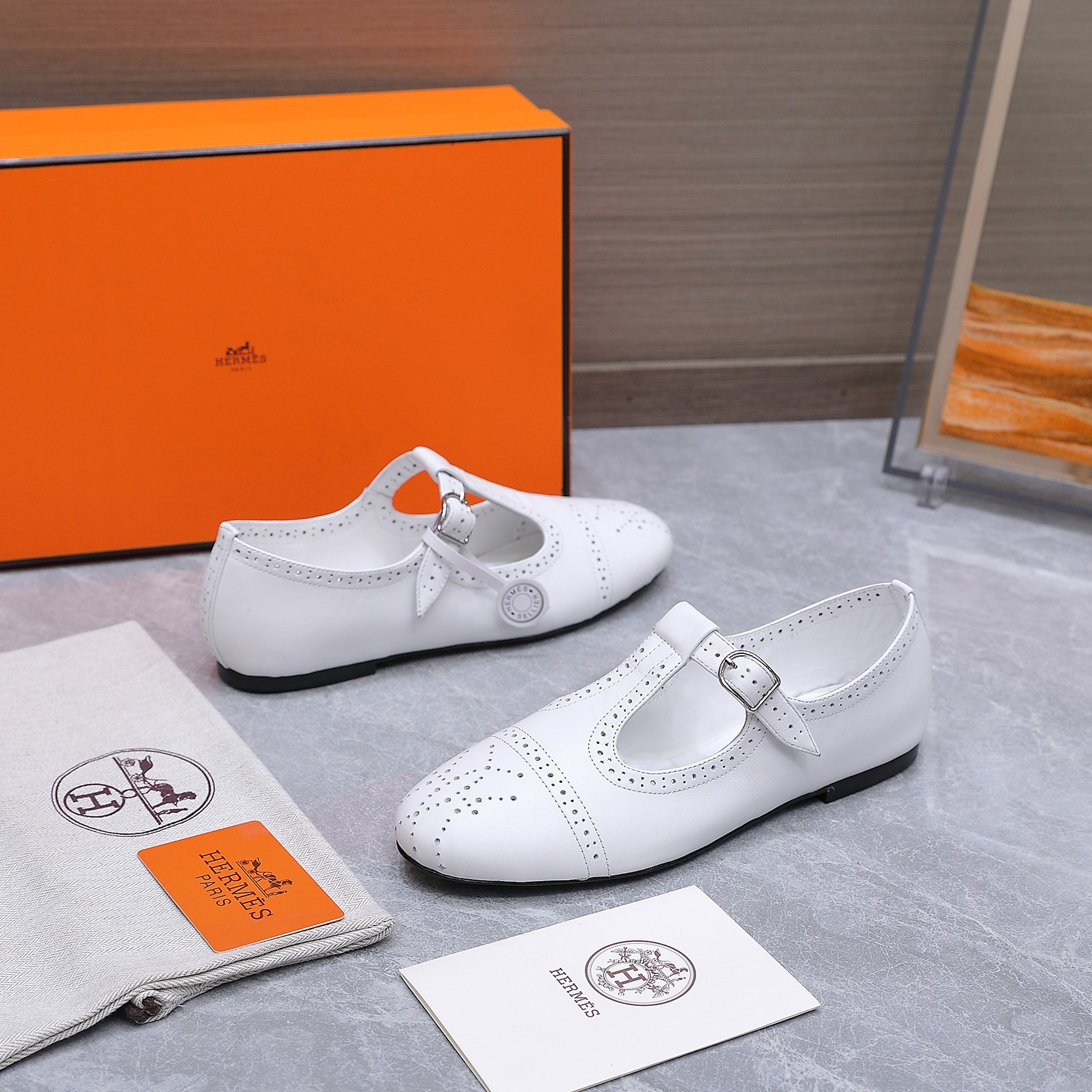 NO:876313,Hermès/Hermès 26WF new French style vintage T-strap hollowed-out carved Mary Jane shoes. The hand-made hollowed-out carved patterns are ingenious. The T-strap outlines the slender instep line. The rounded toe is gentle and slimming. Made of top Italian calfskin. Delicate texture with warm luster. The low-heeled design is comfortable and not tiring. Sheepskin lining is skin-friendly and breathable. The classic H buckle is low-key embellishment on the upper. Pure hand-stitching technology is superb.  Wear a floral skirt to instantly transform into a French girl. Pair with straight pants to show your elegance. Stroll from the garden to a corner coffee. Viewing exhibitions in art museums has a great sense of atmosphere. There are no unnecessary fancy decorations, only the exclusive sense of Hermès luxury. Interpret French romance with ingenuity. This is what the ultimate luxury should be like!  The fabric is made of original customized leather, the lining is made of sheepskin, and the genuine leather outsole imported from Italy size35-39 (customized 40/41), Mary Jane, hermes, hermes, mary jane, skirts, cowhide, sheepskin, Leather soles19860909Hermès/爱马仕26WF新品法式 复古T字带镂空雕花玛丽珍鞋 手工镂空雕花巧夺天工 T字带勾勒纤细足背线 圆润鞋头温柔显脚瘦 意大利顶级小牛皮打造 细腻纹理泛着温润光泽 低跟设计舒适好走不累 羊皮内里亲肤超透气 经典H扣低调点缀鞋面 纯手工缝制工艺超精湛 搭碎花裙秒变法式少女 配直筒裤尽显优雅范 从花园漫步到街角咖啡 美术馆看展超有氛围感 没有多余花哨装饰 只留爱马仕专属高级感 用匠心诠释法式浪漫 这才是顶奢该有的样子！ 面料采用原版定制皮料 内里踮脚均为羊皮 意大利进口真皮大底 size35-39（40/41定制）,玛丽珍,hermes,hermes,mary jane,skirts,cowhide,sheepskin,Leather soles,Women's Shoes