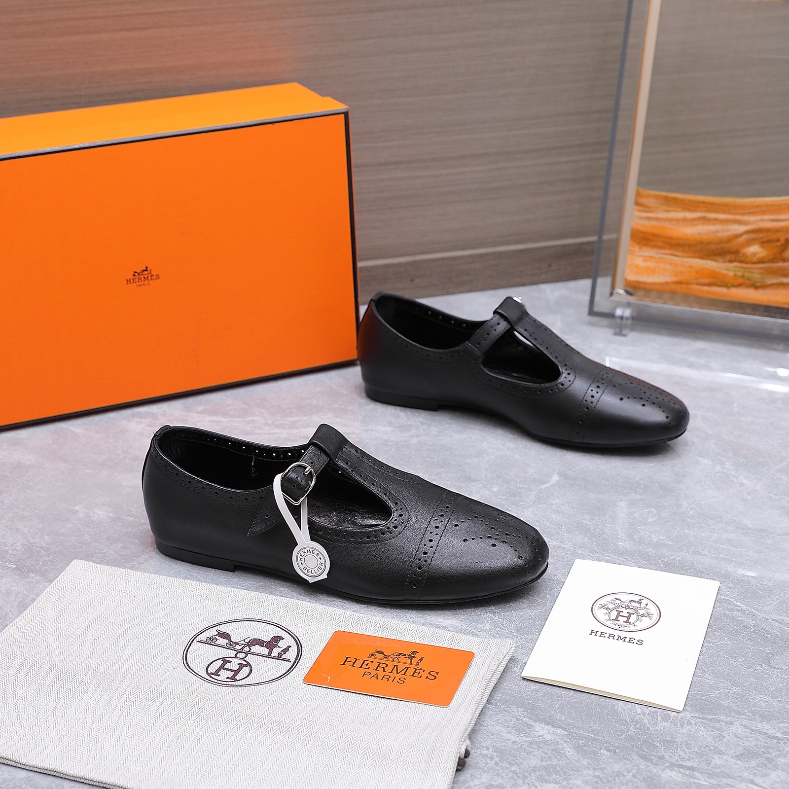 NO:876318,Hermès/Hermès 26WF new French style vintage T-strap hollowed-out carved Mary Jane shoes. The hand-made hollowed-out carved patterns are ingenious. The T-strap outlines the slender instep line. The rounded toe is gentle and slimming. Made of top Italian calfskin. Delicate texture with warm luster. The low-heeled design is comfortable and not tiring. Sheepskin lining is skin-friendly and breathable. The classic H buckle is low-key embellishment on the upper. Pure hand-stitching technology is superb.  Wear a floral skirt to instantly transform into a French girl. Pair with straight pants to show your elegance. Stroll from the garden to a corner coffee. Viewing exhibitions in art museums has a great sense of atmosphere. There are no unnecessary fancy decorations, only the exclusive sense of Hermès luxury. Interpret French romance with ingenuity. This is what the ultimate luxury should be like!  The fabric is made of original customized leather, the lining is made of sheepskin, and the genuine leather outsole imported from Italy size35-39 (customized 40/41/42), Mary Jane, hermes, hermes, mary jane, skirts, cowhide, sheepskin, Leather soles19860909Hermès/爱马仕26WF新品法式 复古T字带镂空雕花玛丽珍鞋 手工镂空雕花巧夺天工 T字带勾勒纤细足背线 圆润鞋头温柔显脚瘦 意大利顶级小牛皮打造 细腻纹理泛着温润光泽 低跟设计舒适好走不累 羊皮内里亲肤超透气 经典H扣低调点缀鞋面 纯手工缝制工艺超精湛 搭碎花裙秒变法式少女 配直筒裤尽显优雅范 从花园漫步到街角咖啡 美术馆看展超有氛围感 没有多余花哨装饰 只留爱马仕专属高级感 用匠心诠释法式浪漫 这才是顶奢该有的样子！ 面料采用原版定制皮料 内里踮脚均为羊皮 意大利进口真皮大底 size35-39（40/41/42定制）,玛丽珍,hermes,hermes,mary jane,skirts,cowhide,sheepskin,Leather soles,Women's Shoes