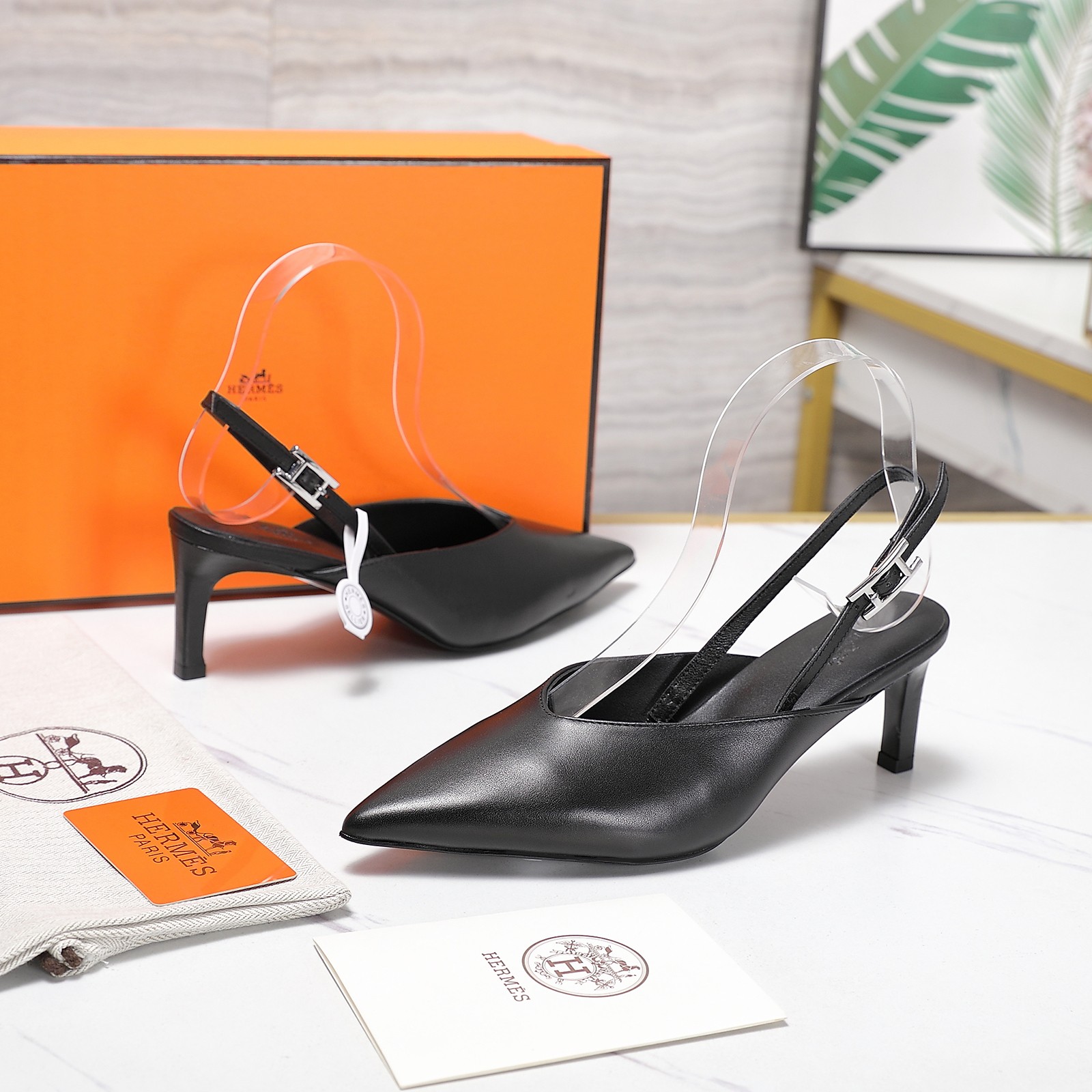 NO:876307,Hermès/Hermès 26WF new product double H buckle V-mouth pointed toe flat high-heeled sandals with double H gold buckles engraved with brand genes. The V-mouth cut quietly modifies the leg shape. The pointed toe outlines the delicate outline of the toes. The back design reveals summer lightness. You can choose from three types of flat heels. You can wear them for commuting, dating and vacation. Easily manage suits and dresses. No extravagant decorative design, but with the aura of a top luxury brand. Purely hand-sewn by Italian craftsmen.  Craftsmanship is hidden in every detail. The classic colors are timeless and durable. Investing in a pair can be worn for many years. It is the ultimate dream in the shoe cabinet. Wearing it is synonymous with elegance. Who can refuse the romance of Hermès? You will never regret it if you close your eyes!  The fabric is made of original customized leather, and the lining is made of sheepskin. The genuine leather outsole imported from Italy is size 35-39 (customized 40/41/42). The heel is flat/4CM/6.5/CM, sandals, hermes, hermes, sandals, skirts, business suit, sheepskin, Leather soles.19860909Hermès/爱马仕26WF新品双H扣 V口尖头后空平底高跟凉鞋 双H金扣镌刻品牌基因 V口剪裁悄悄修饰腿型 尖头勾勒足尖精致轮廓 后空设计透出夏日轻盈 平底高跟三种跟高任你选 通勤约会度假都能穿 西装连衣裙轻松驾驭 无多余浮夸装饰设计 却自带顶级奢牌气场 意大利匠人纯手工缝制 每一处细节都藏着匠心 经典配色永不过时耐看 投资一双可穿好多年 是鞋柜里的终极梦想 穿上就是优雅代名词 谁能拒绝爱马仕的浪漫 闭眼入绝对不会后悔！ 面料采用原版定制皮料 内里踮脚均为羊皮 意大利进口真皮大底 size35-39（40/41/42定制） 跟高平底/4CM/6.5/CM,凉鞋,hermes,hermes,sandals,skirts,business suit,sheepskin,Leather soles,Women's Shoes