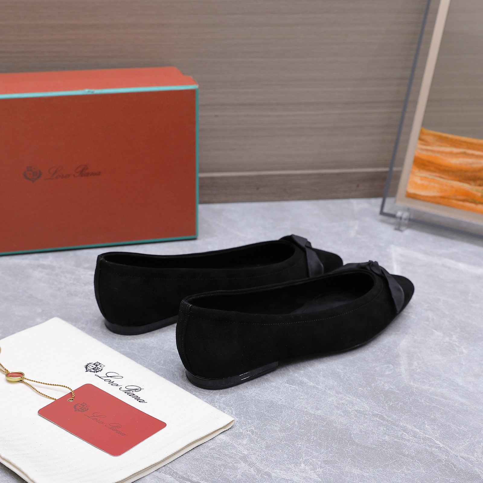 NO:889201,The highest quality LoroPiana Primula women's suede flat ballet shoes!  These sophisticated ballet flats are the epitome of sophisticated urban style. The semi-Sacchetto structure provides excellent flexibility and comfort in the forefoot, while the suede sheepskin upper is very soft. Wear these versatile ballet flats to match office wear or fashionable weekend looks, day or night. Tonal washable lining and insole. Loropiana classic high silk shearling pumps. LP has always been a design style that focuses on easy wear and comfort. In recent years, the old money trend has been super trendy.  This Dexun shoe is no exception. The simple design concept and the brand's classic colors make it look extremely simple!  It is really a pair of items that can be worn regardless of age, occupation or outfit. The outsole is genuine leather. The fabric is high mercerized sheep. The lining is mixed sheep. Sizes 35-41 (customized for 41, no return). Price, single shoes, loro piana, loro piana, sheepskin, sheep, sheep, chamois leather19860909最高品质 LoroPiana Primula/诺悠翩雅 女士麂皮平底芭蕾舞鞋！ 这款精致的平底芭蕾舞鞋是精致都市风格的缩影.半Sacchetto结构设计,在脚前部提供出色的灵活性和舒适性,而绒面羊皮革鞋面非常柔软.穿上这款百搭的平底芭蕾舞鞋,搭配办公室着装或时尚周末造型,白天夜晚皆相宜同色系可水洗衬里和鞋垫 Loropiana经典高丝光羊京浅口单鞋 LP一直是以好穿舒适为主的设计风格 这几年老钱风穿搭超级 这款德训鞋也不例外 简约的设计理念搭配品牌经典的颜色做点缀显得格外极简！真的做到一双不分年龄不分职业不分穿搭都可以驾驭的单品 大底真皮底 面料面高丝光羊猄 内里混种羊 尺码35-41正码（41定制不退货） 价格,单鞋,loro piana,loro piana,sheepskin,sheep,sheep,chamois leather,Women's Shoes