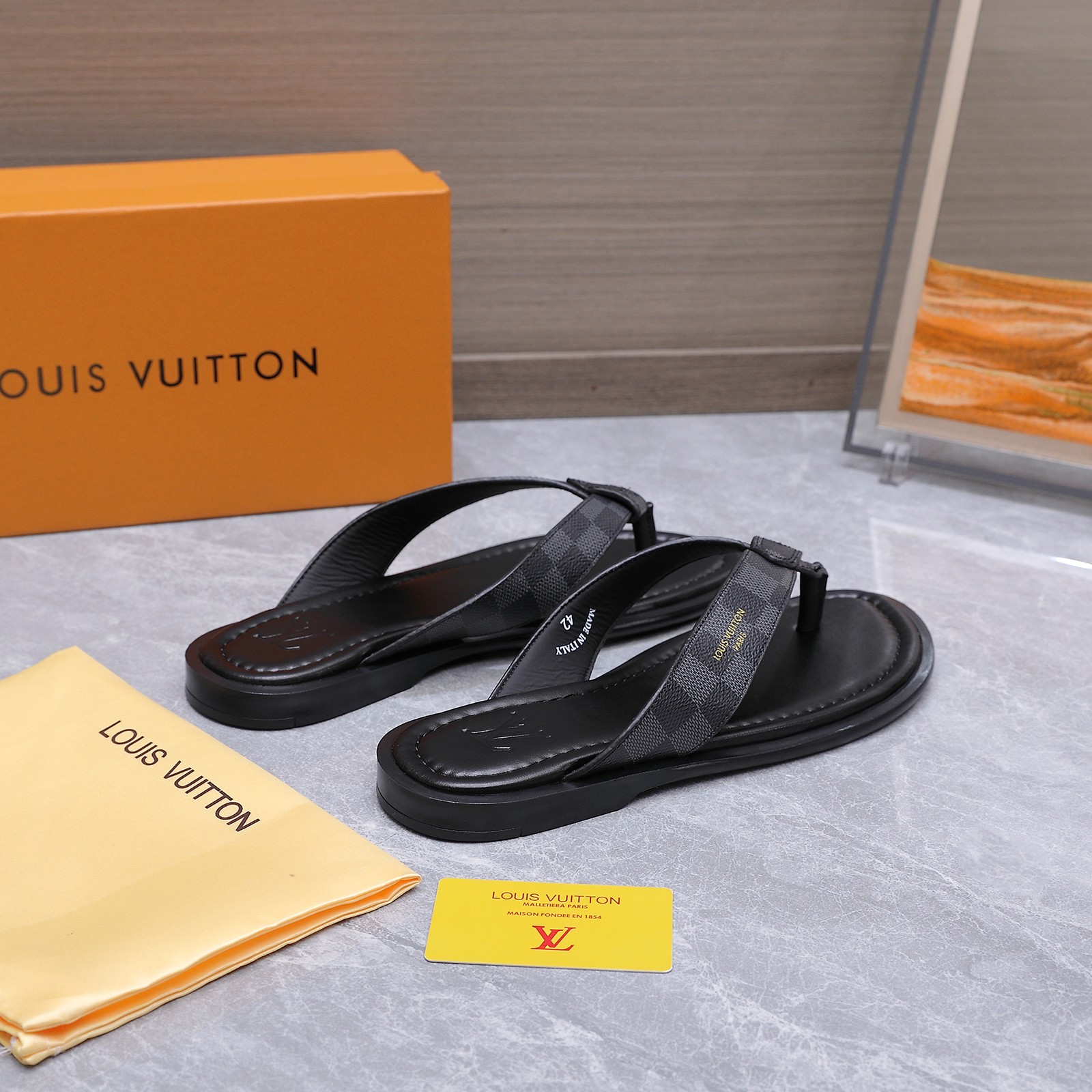 NO:889194,The high version of Louis Vuitto*26/Summer new classic men's flip-flops is based on the simple and neat herringbone shape, and integrates the brand's iconic elements to create summer shoes that are both practical and high-end. The shoe body is made of high-quality leather, with a fine and wear-resistant texture. The design fits the shape of the foot. It is easy to put on and take off while also improving the overall comfort. The presentation of different colors also makes it suitable for more wearing scenarios.  If you are looking for a pair of shoes that can adapt to various scenes in summer and also show your taste, this flip-flop is definitely an ideal choice. You can choose from a variety of styles and colors, which can easily be the highlight of your outfit throughout the summer. Size: 38-46 (38 45 46 customization is not returnable), split-toe shoes, louis vuitton19860909高版本  Louis Vuitto*26/夏季新款经典男士人字拖 以简约利落的人字造型为基础,融合品牌标志性元素,打造出兼具实用性与高级感的夏日鞋履.鞋身采用优质皮革材质,质感细腻耐磨,设计贴合脚型,穿脱便捷的同时也提升了整体舒适度,不同配色的呈现也让它适配更多穿搭场景. 如果你正在寻找一双既能适配夏日多种场景,又能彰显品味的鞋款,这款人字拖绝对是理想之选,多种风格配色任你挑选,轻松承包你整个夏天的穿搭亮点. size:38-46码（38 45 46定制不退换）,分趾鞋,louis vuitton,Women's Shoes