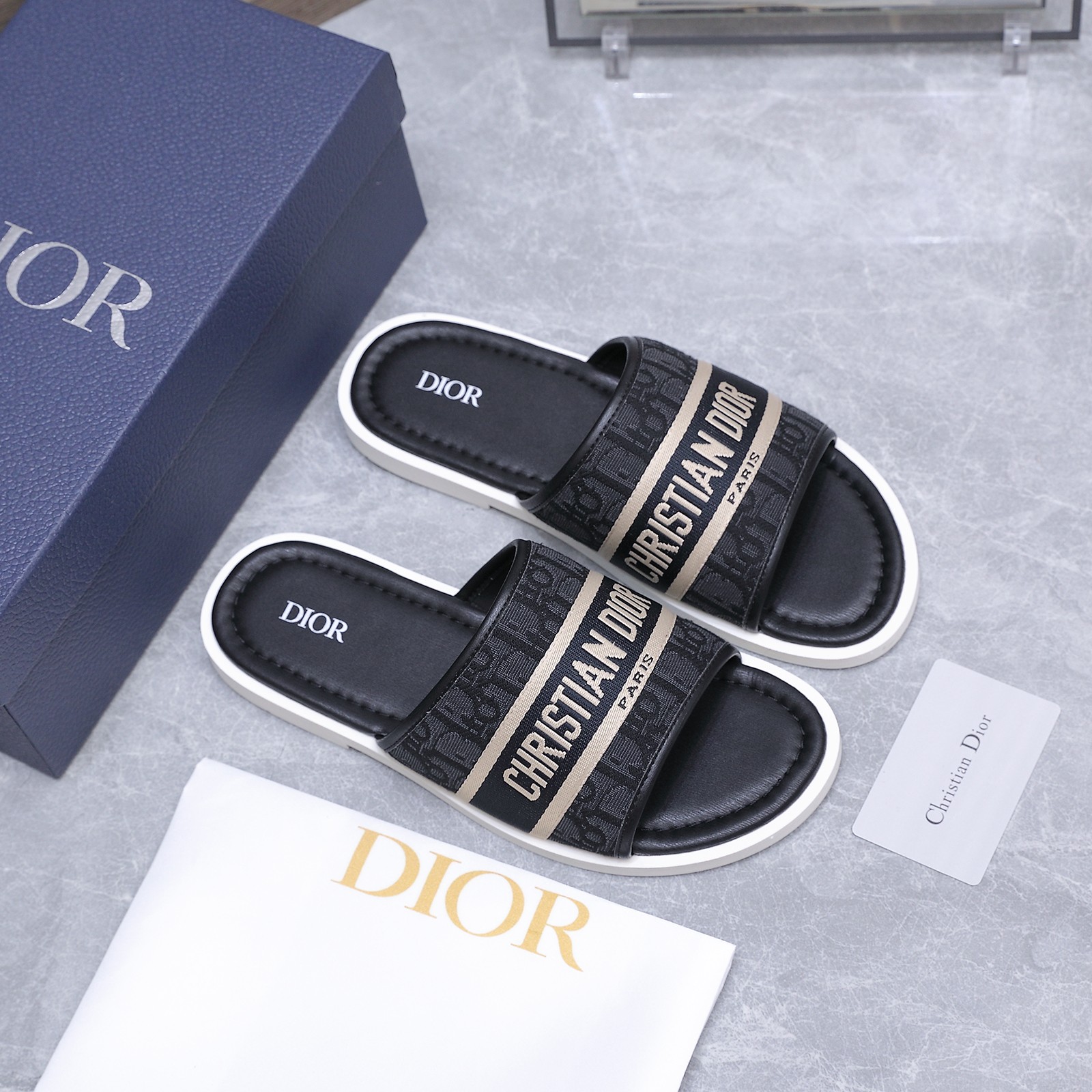 NO:889181,Christian Dior Men's Summer Slippers A laid-back yet sophisticated creation, the Dior sandals are crafted from Dior Oblique jacquard, showcasing a cross-strap design. Composed of black leather and rubber soles for optimal comfort, this sandal is enhanced by Dior Oblique non-slip inserts and will effortlessly pair with any casual look this season. Comfortable and versatile for summer, a must-have for men with old money style!  Size: #39-46 (customized at 45.46), split-toe shoes and slippers, dior, dior, sandals, slippers19860909Christian Dior 迪奥新款 男士夏季 拖鞋 Dior凉鞋悠闲而精致的作品 Dior Oblique提花制成,展示了交叉带设计.这款凉鞋由黑色皮革和橡胶鞋底组成,提供最佳舒适度,并由Dior Oblique防滑插入物增强,将毫不费力地与本季的任何休闲外观搭配.夏季舒服百搭 老钱风男士必备！ Size: #39-46（45.46订做）,分趾鞋拖鞋,dior,dior,sandals,slippers,Women's Shoes