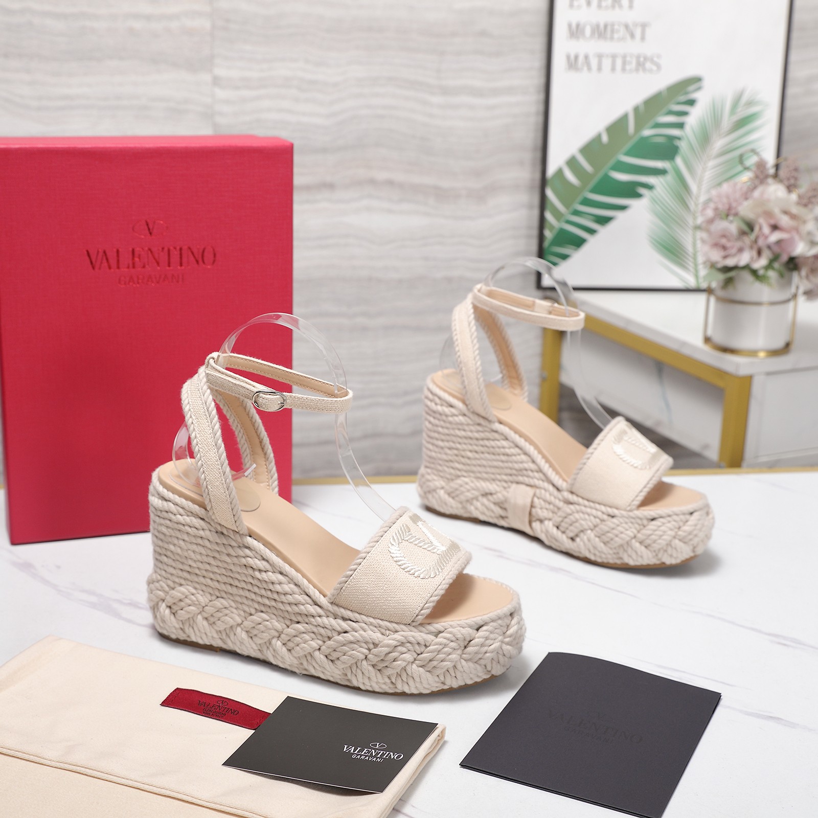 NO:882950,The highest version on the market, Valentino26ss Valentino counter new woven sandals, heavy craftsmanship, hand knitting + special craft embroidery LOGO, exclusive molded outsole ———————————— (base height 11CM) It is a style item that Internet celebrities love to match in street photos~ It is right to follow the steps of fashionistas!  Wear it with simple or fashionable clothes. The hollow design of the upper is embellished with V's classic rivets. It is high-end and elegant and makes the legs white. The combination of details and fabrics makes the whole look very textured ~ 1 Oil wax leather/hemp rope weaving 2 Original customized sheepskin lining 3 Original V's molded anti-oxidation rivets 4 Exclusive private molded outsole 5 Code number 36-42 (35, 40, 41.42 customized)  6price,sandals,valentino,valentino,sandals19860909市场最高版本 Valentino26ss 华伦天奴 专柜新品编织凉鞋 重工艺 手工编织+特殊工艺刺绣LOGO 独家开模大底 ———————————（底台高度11CM） 网红街拍都爱搭配的腔调单品哦~ 跟着时尚达人的步伐来走准没错！搭配上简单或时尚款的衣服穿,鞋面镂空设计搭配v家经典铆钉点缀,高端大气又显腿白,细节和面料的搭配都让整体看起来很有质感~ 1油蜡皮/麻绳编织 2原版定羊皮内里 3原版V家开模抗氧化铆钉 4独家私人开模大底 5码数36—42（35、40、41.42定制） 6价格,凉鞋,valentino,valentino,sandals,Women's Shoes