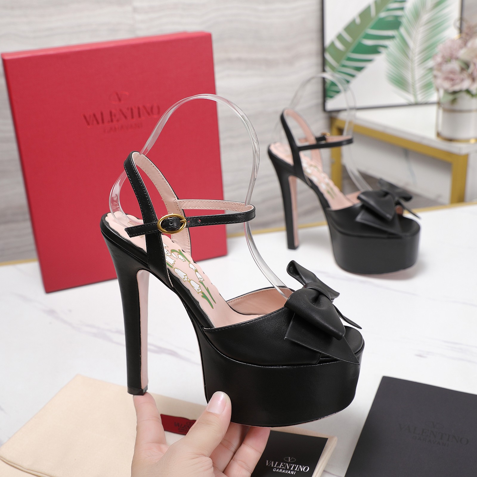 NO:882951,The highest version of Valentino 2026 Paris Fashion Week spring and summer show round toe series sky-high waterproof platform high-heeled sandals with bow decoration. Valentino is a fashion brand originated from Italy. It combines Italian craftsmanship and modern beauty to interpret new fashion charm. It continues the ultra-high heel design and is favored by well-known overseas bloggers. Millions of fan bloggers love to perform it and sell well at home and abroad. It is out of stock in China. The top version has candy color matching. Every color is beautiful.  Comes with family-style classic hardware, highly recognizable. Original water platform with high open version. Imported cowhide for the upper. Imported grain sheepskin for the lining. Original custom-made leather outsole for the sole. Water platform 4.5CM. Heel height 15.5CM. Packaging. Original packaging. Size 35-40. (41.42 customized), sandals, valentino, valentino, sandals, cowhide, sheepskin, Leather soles19860909最高版本 Valentino 2026巴黎时装周 春夏秀场款 圆头系列恨天高防水台高跟凉鞋 蝴蝶结装饰 Valentino华伦天奴源于意大利的时装品牌, ,融合意大利手工艺和现代美感,演绎全新时尚魅力 延续超高跟设计,深得海外知名博主青睐 千万粉丝博主倾情演绎,畅销海内外 国内已经断货,顶级版本 糖果色配色,每个颜色都是绝美 自带家族式经典五金,辨识度极高 原版水台跟高开版 鞋面进口牛皮 内里进口粒面羊皮 鞋底原版定制真皮大底 水台4.5CM 跟高15.5CM 包装全套原版包装 码数35-40.（41.42订做）,凉鞋,valentino,valentino,sandals,cowhide,sheepskin,Leather soles,Women's Shoes