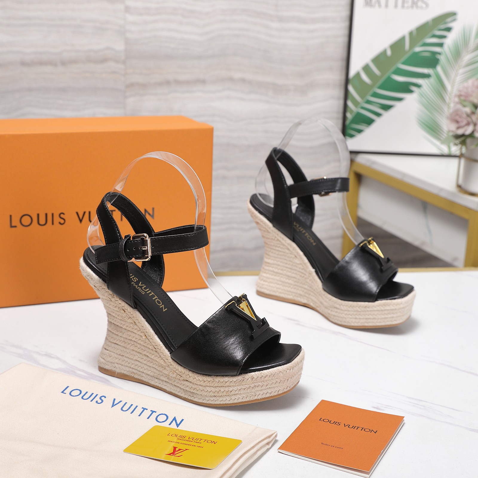 NO:889068,Top version Louis Vuitton 6AM Wedge Espadrille wedge straw sandals LV latest concave wedge water platform sandals 2026 summer latest Louis  Vuitton/Louis Vuitton women's LV letter hemp rope bottom water table sandals. The Shake open hip design on the back of this V sandal is made of imported calfskin. The bold design of the color perfectly enhances its modern lines. It is famous for its iconic V-line wide heel and exquisite details with brand letters. Inspired by the iconic opening of the Twist bag, the eternal Louis Vuitton signature elegance is a summer must-have for goddesses in the 2026 summer. The original replica has a super comfortable foot feel. It shows the queen's temperament.  Upper: Customized cowhide + LV electroplated paint buckle, imported sheepskin lining, imported sheepskin foot pads, original open-molded TPR outsole, heel height 12CM, standard code 35-42 (custom-made code 41 and 42, non-returnable and non-exchangeable), with original drawer box. Price, high-heeled sandals, louis vuitton, louis vuitton, louis vuitton, sandals, high  heels,espadrilles,cowhide,sheepskin19860909顶级版本 Louis Vuitton 6AM Wedge Espadrille 坡跟草编凉鞋 Lv最新 凹型坡跟水台凉鞋 2026夏季最新款Louis Vuitton/路易威登女款LV字母麻绳底水台凉鞋,此款V家凉鞋背面的Shake开放式臀部设计由进口小牛皮制成,大胆设计的色彩呈现,完美提升其现代线条,以其标志性的V行宽跟和带有品牌字母的精致细节而著称,灵感来自Twist包的标志性开舍,永恒的路易威登签名优雅 2026夏季女神们的夏季必备款, 原版复刻,脚感超舒适.尽显女王气质 鞋面: 定制牛皮+LV电镀烤漆扣 内里进口羊皮 垫脚进口羊皮垫脚, 大底原版开模TPR大底 跟高12CM 标准码35-42(41 42码订做 不退不换) 配原版抽屉盒 价格,高跟鞋凉鞋,louis vuitton,louis vuitton,louis vuitton,sandals,high heels,espadrilles,cowhide,sheepskin,Women's Shoes